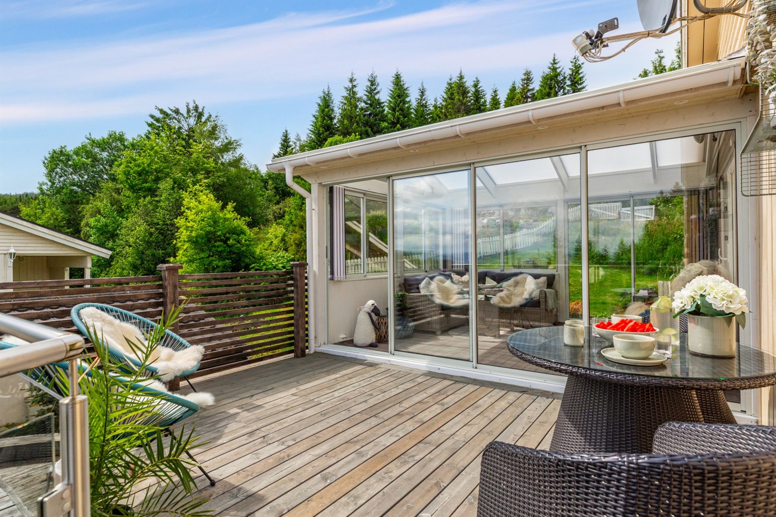 Eiendommen har svært gode solforhold. Selger opplyser om solgang fra soloppgang til ca. kl. 20:00 på sommerstid. Galleribilde