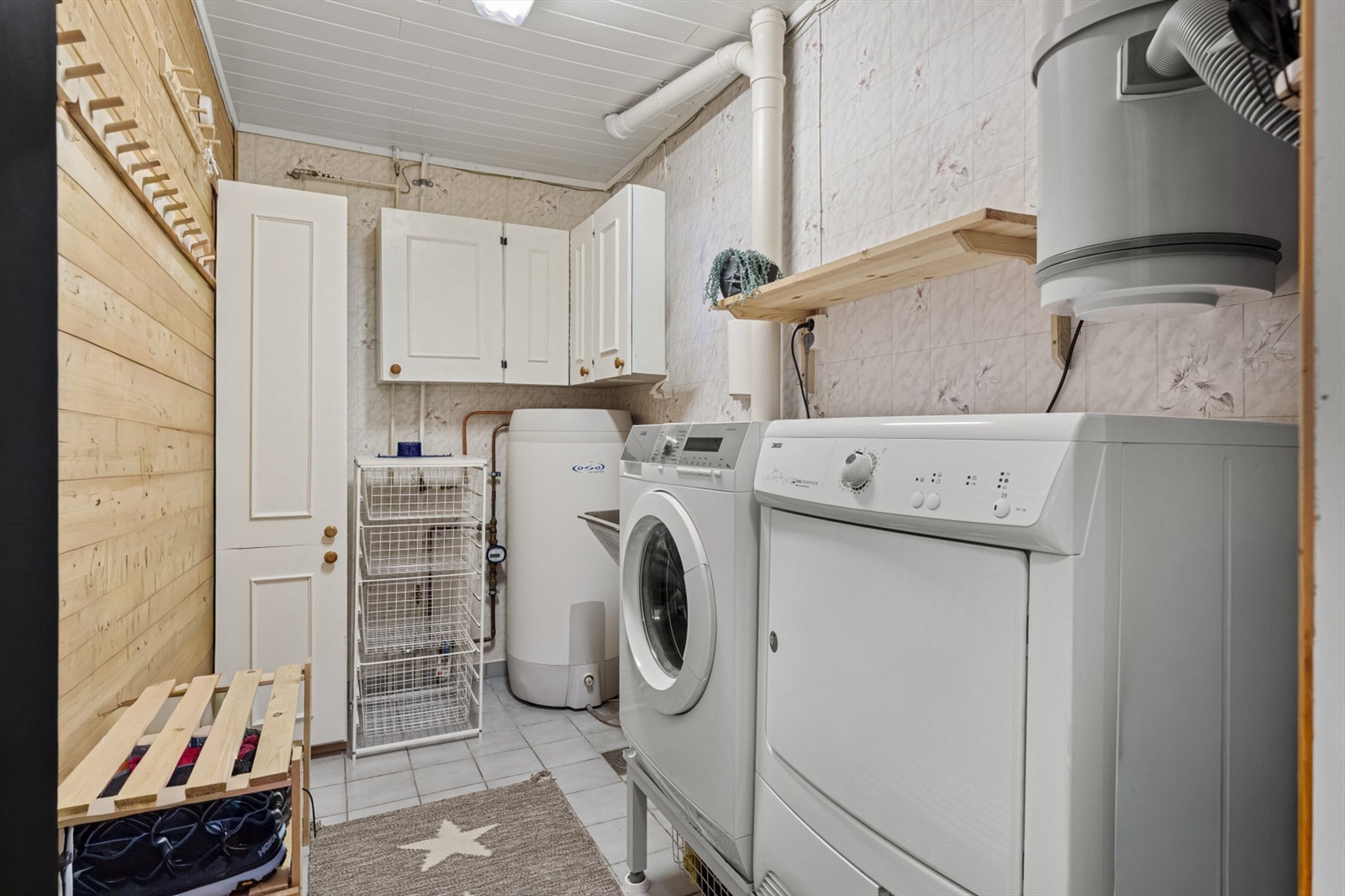 Praktisk separat vaskerom med gode lagringsmuligheter. Galleribilde
