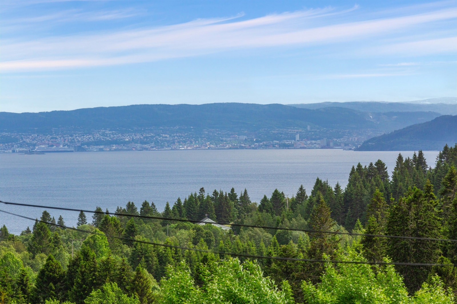 Fra terrassen kan man nyte en fantastisk utsikt mot Trondheimsfjorden. Galleribilde