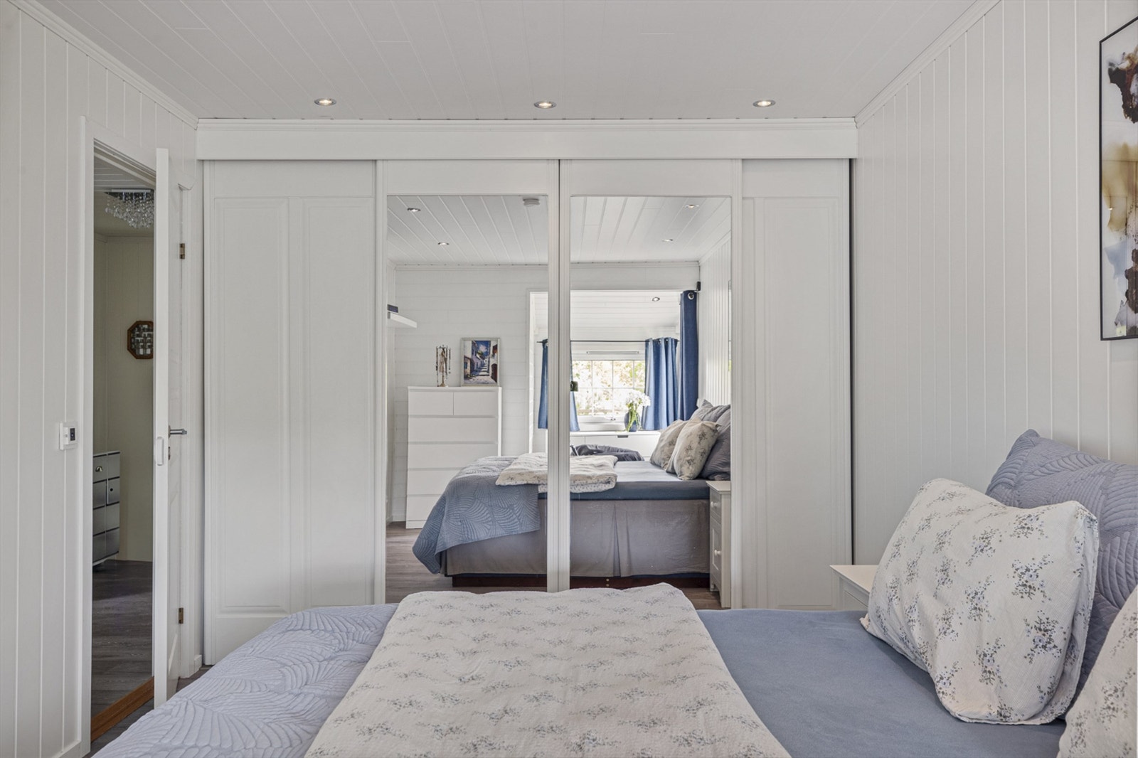 Soverom 2 er på 16,5 kvm og har plassbygd garderobeskap med gode lagringsmuligheter. Galleribilde