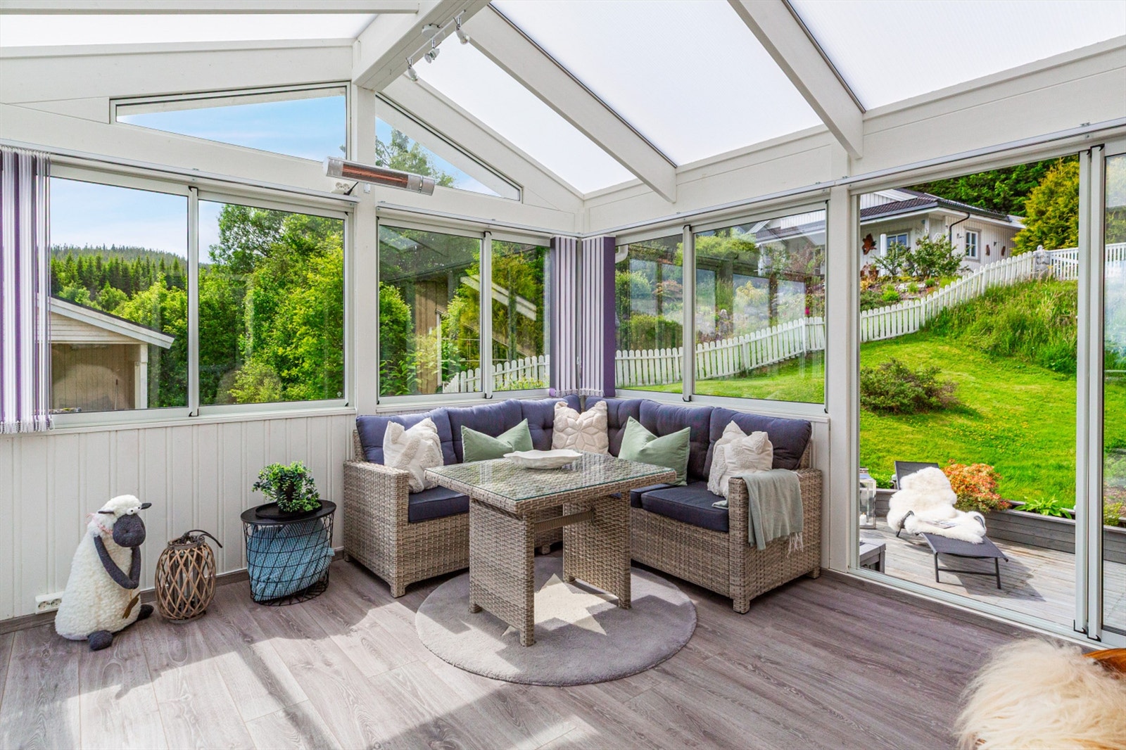 Balkongen vil på sommerstid oppleves som en fin forlengelse av stuen. Galleribilde