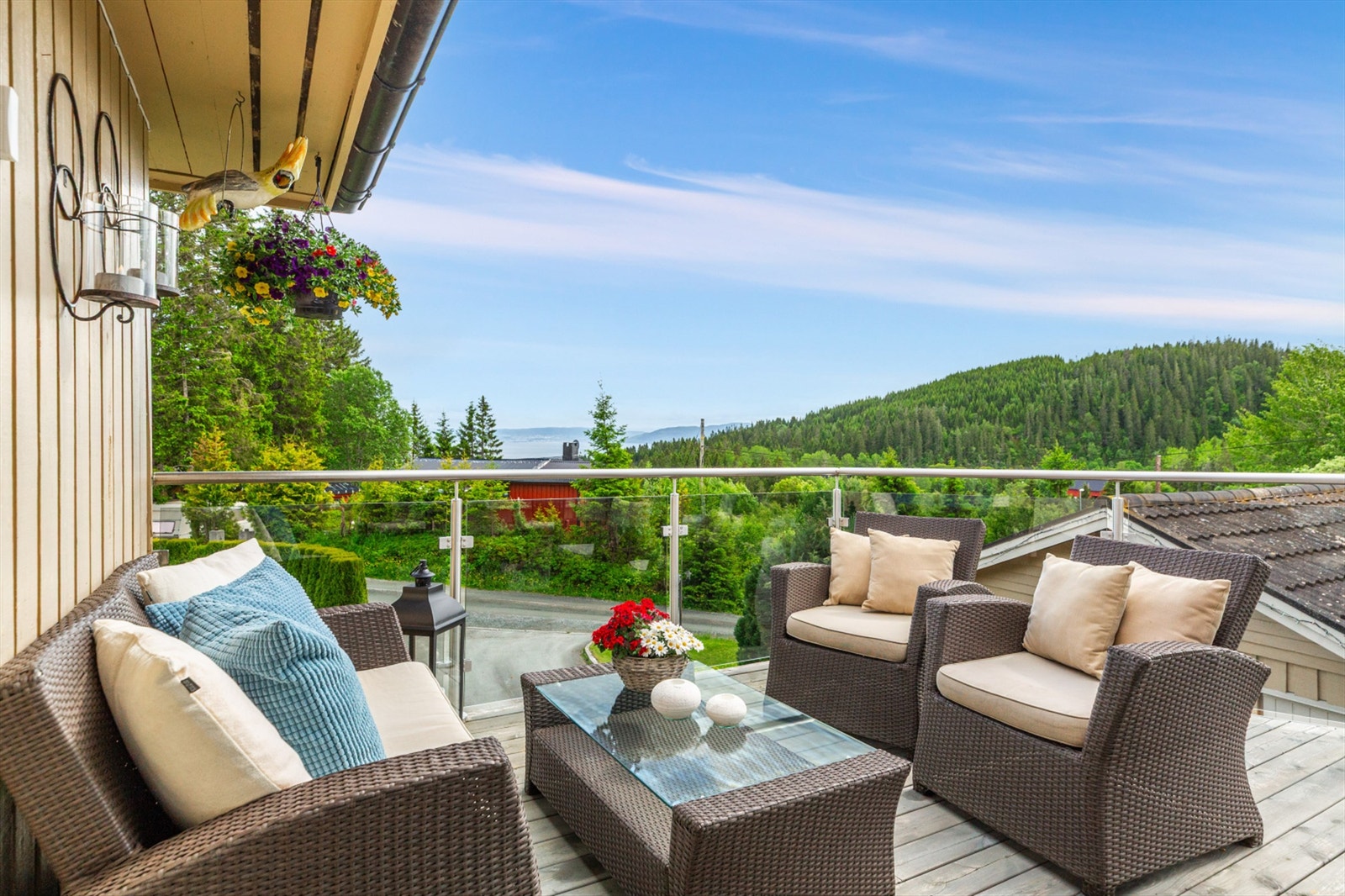 Solrike uteplasser gitr muligheter for rolige morgener med kaffekoppen på terrassen eller i vinterhagen. Galleribilde