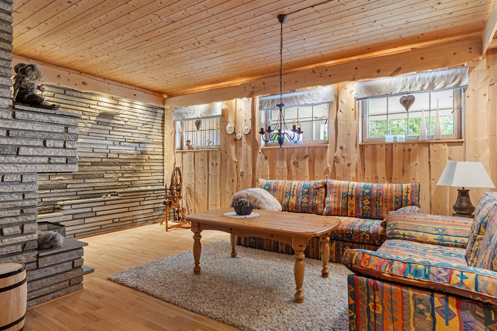 Flott kjellerstue med gulvvarme og gode møbleringsmuligheter. Galleribilde