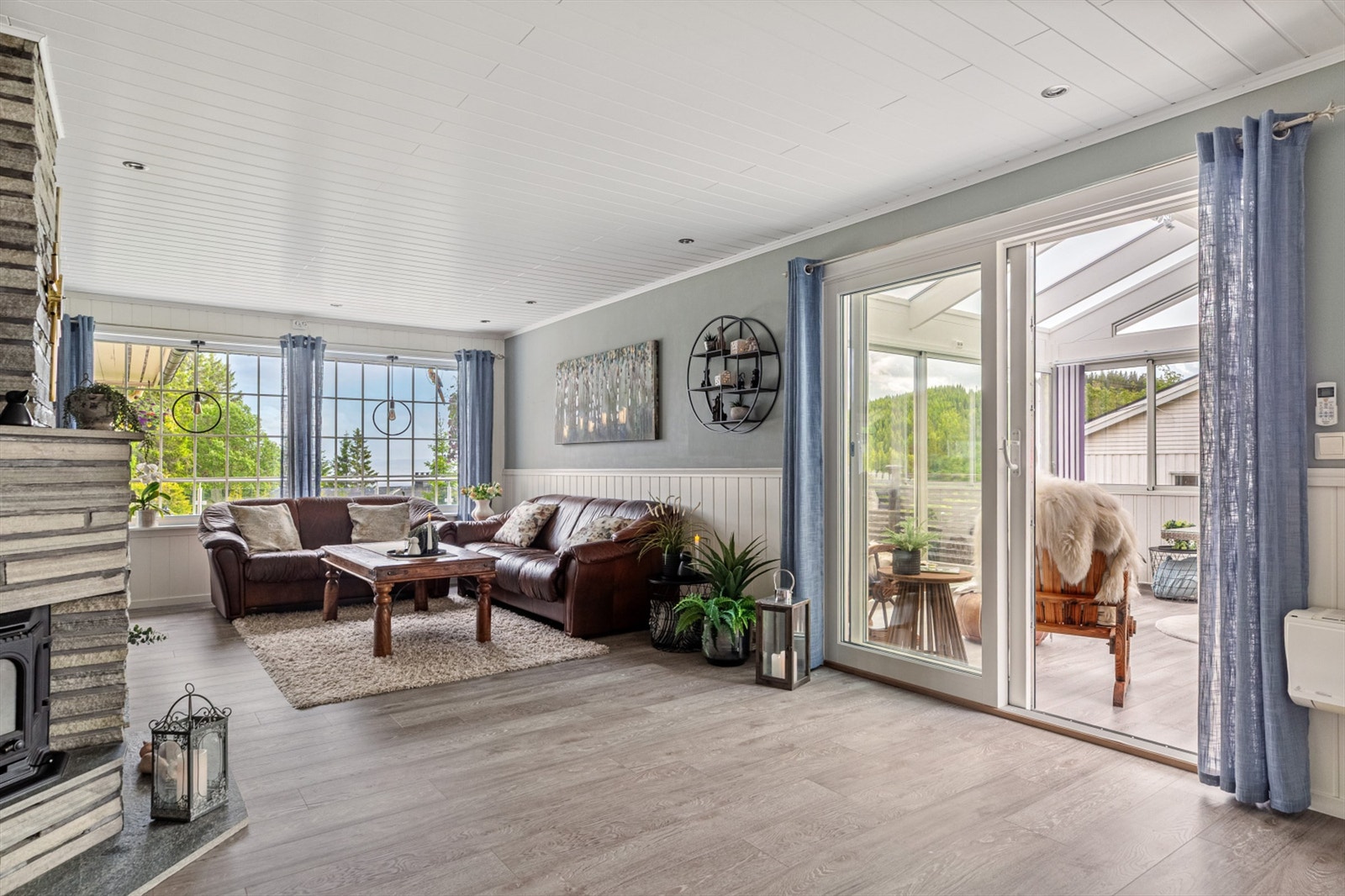 Stuen er lett å møblere med de flere sonene i rommet. Galleribilde