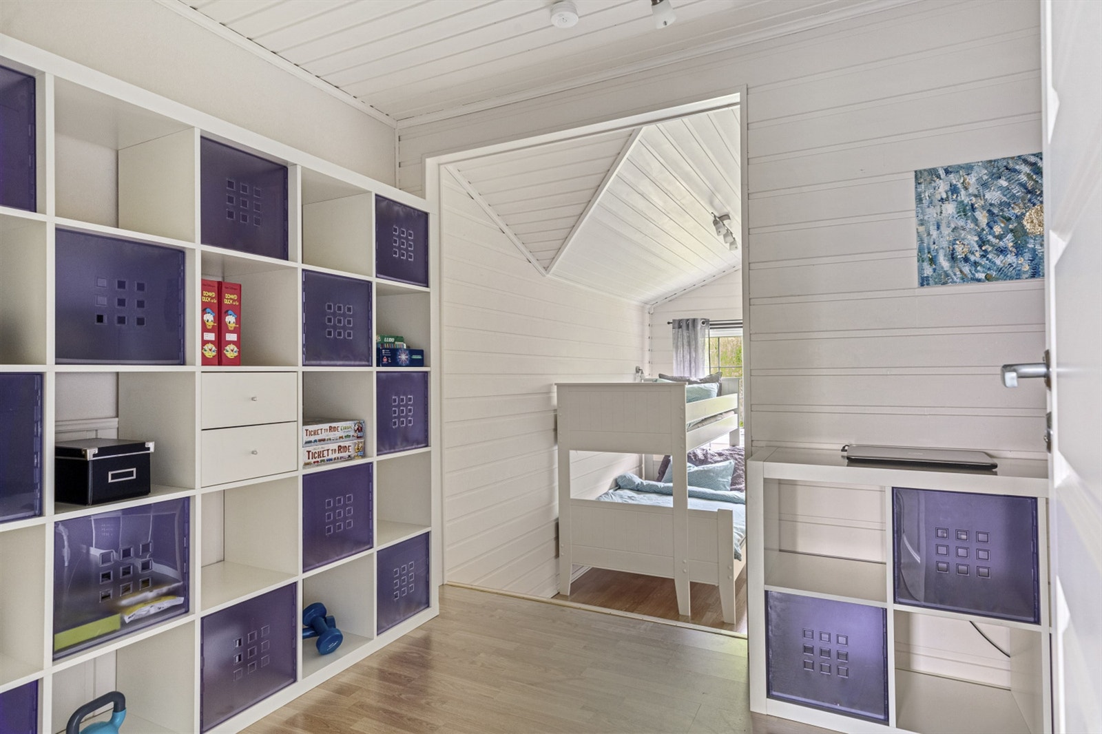 Et av etasjens tre soverom på 15 kvm. Galleribilde