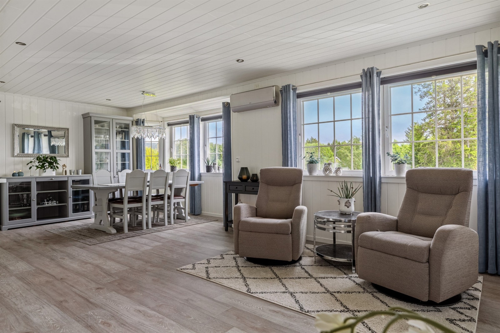 Stue- og kjøkkenarealet måler til sammen romslige 91,5 kvm. Galleribilde