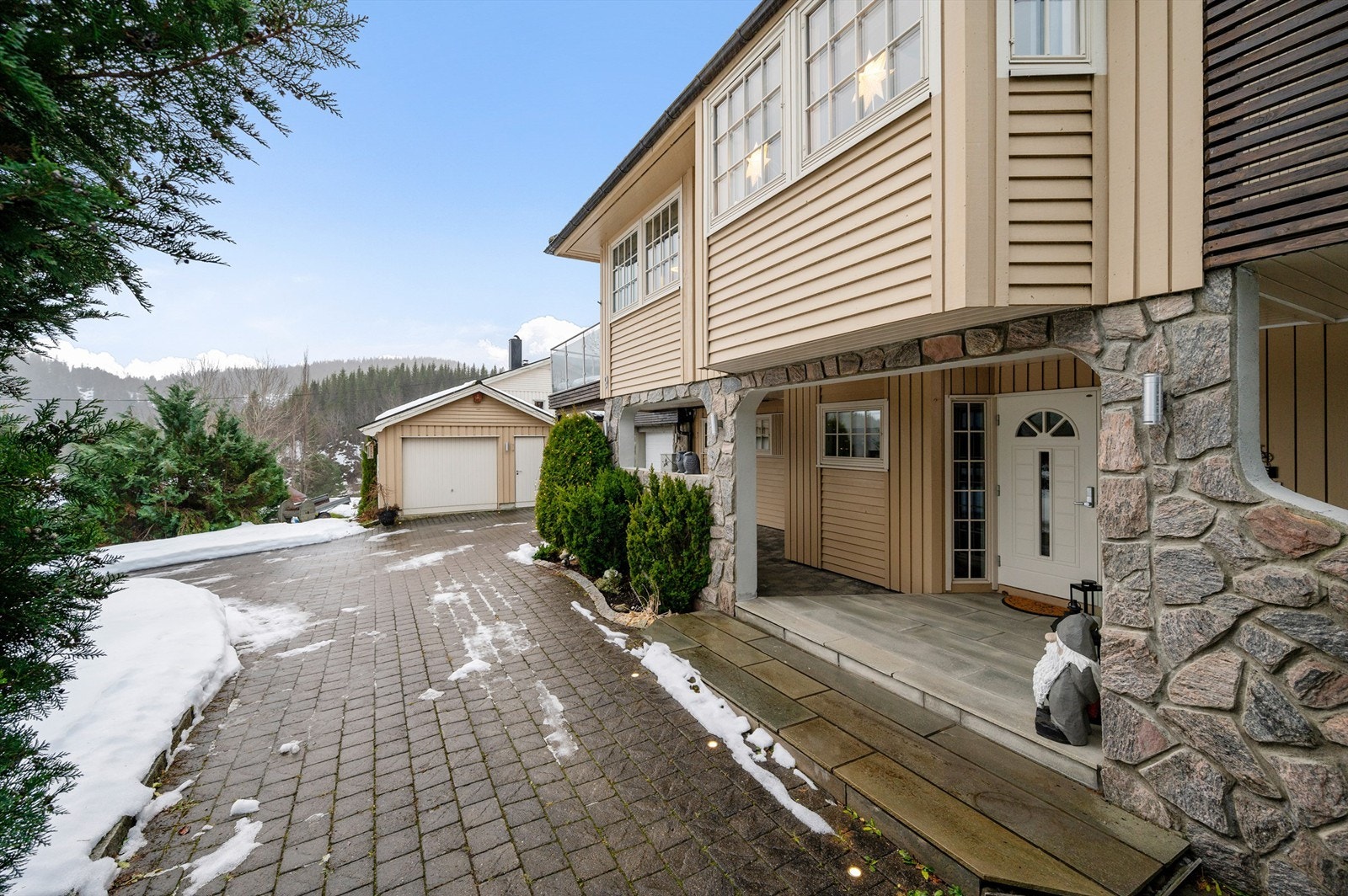 Eiendommen har integrert garasje, frittstående garasje og flere biloppstillingsplasser i gårdsplassen. Galleribilde