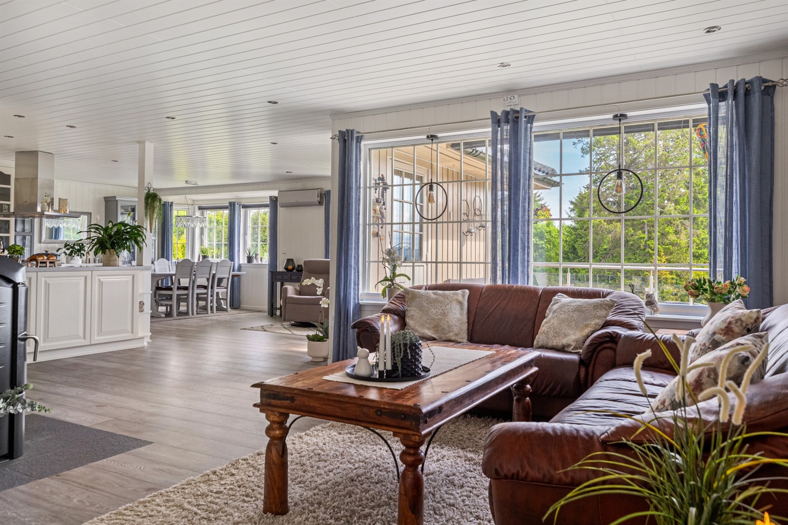 Boligen er gjennomgående lys og luftig med utstrakte vindusflater som sikrer rikelig med naturlig dagslys. Galleribilde