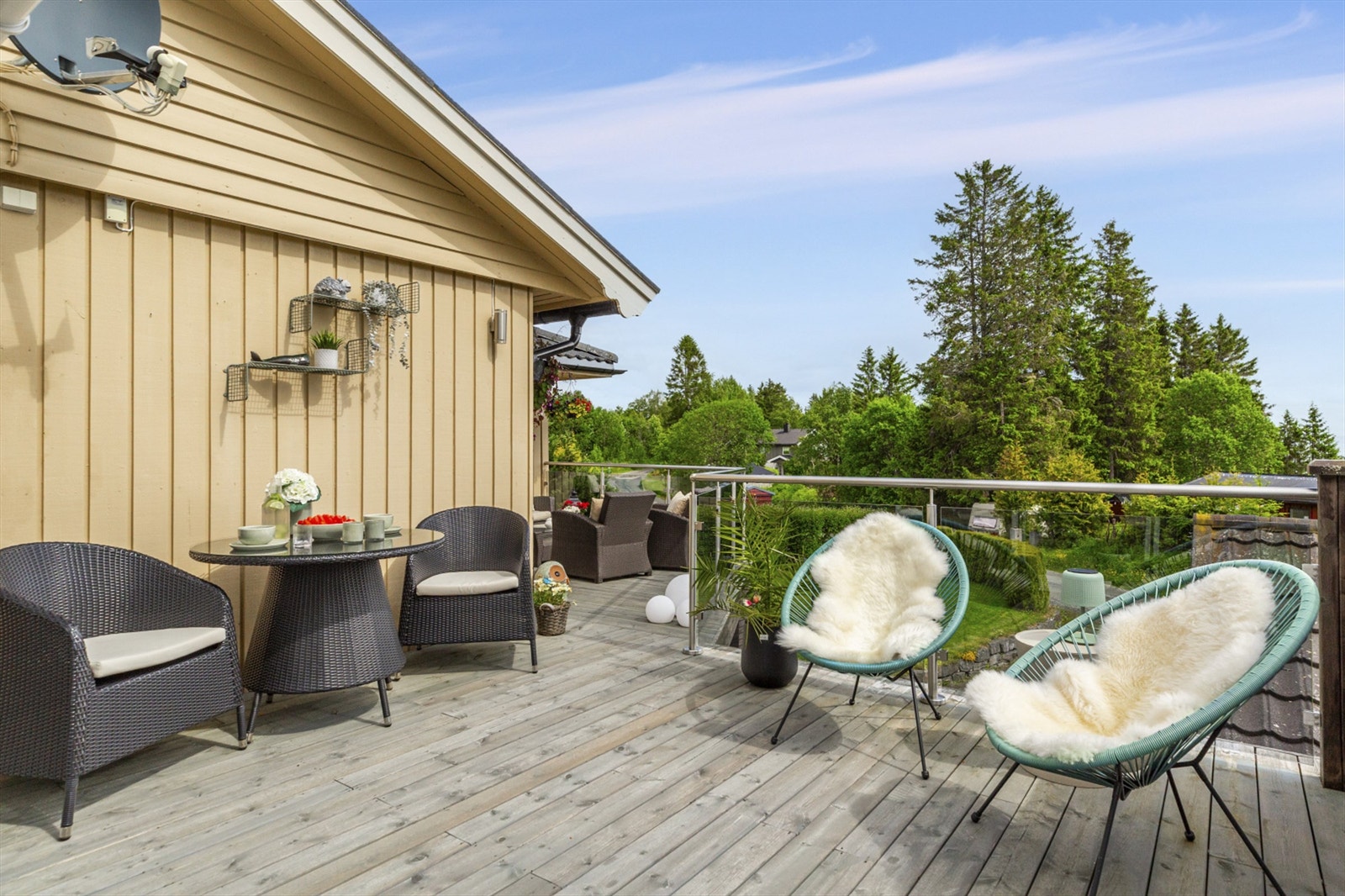 Terrassen har god plass til ønsket utemøblement. Galleribilde