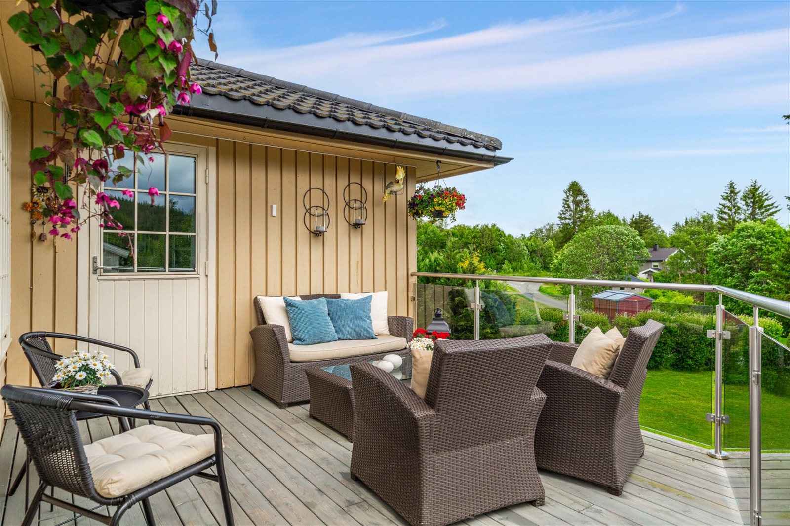 Også fra spisestuen har man utgang til terrassen. Galleribilde