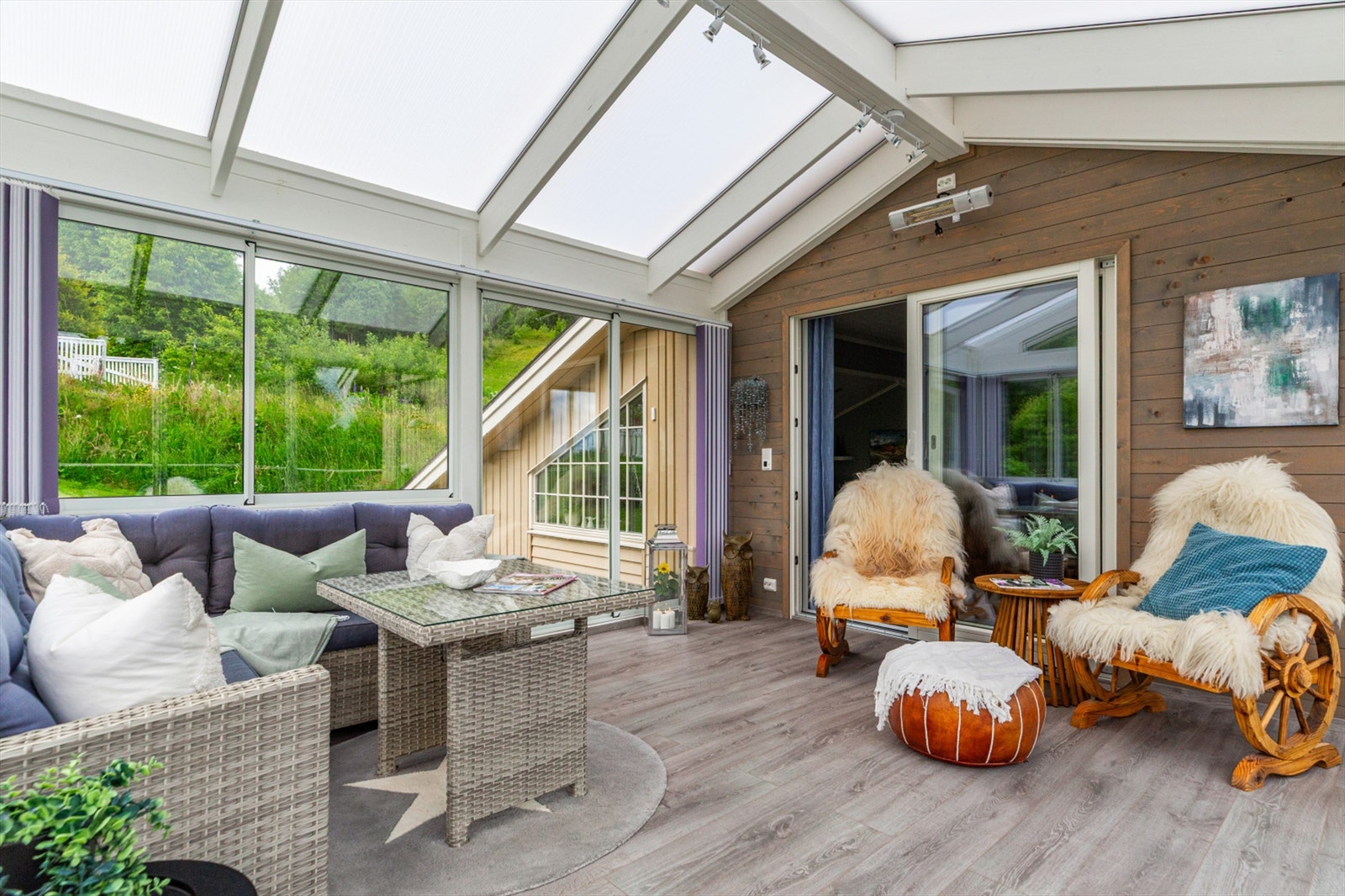 Fra stuen har man direkte utgang til en herlig innglasset balkong på 15 kvm. Galleribilde