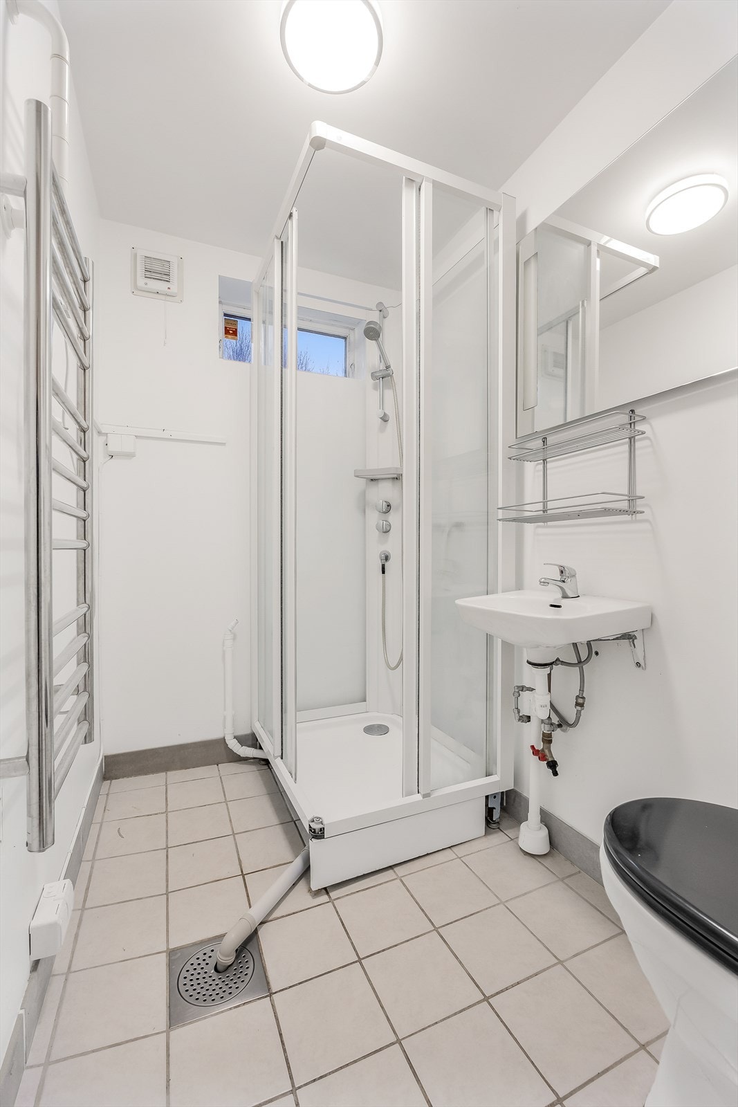 Bad i underetasje med noe oppussingsbehov Galleribilde