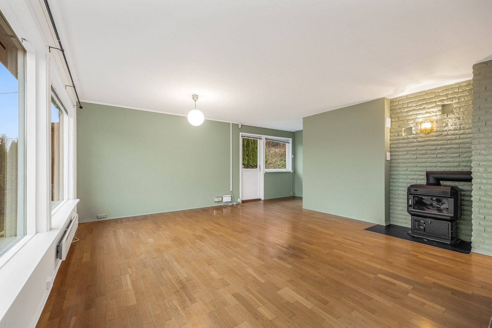 Midt i stuen er det plassert en vedfyrt peis. Det er i følge leietaker fyringsforbud på peisen og kjøper må påregne kostnader for å få godkjenning til å kunne fyre. Galleribilde