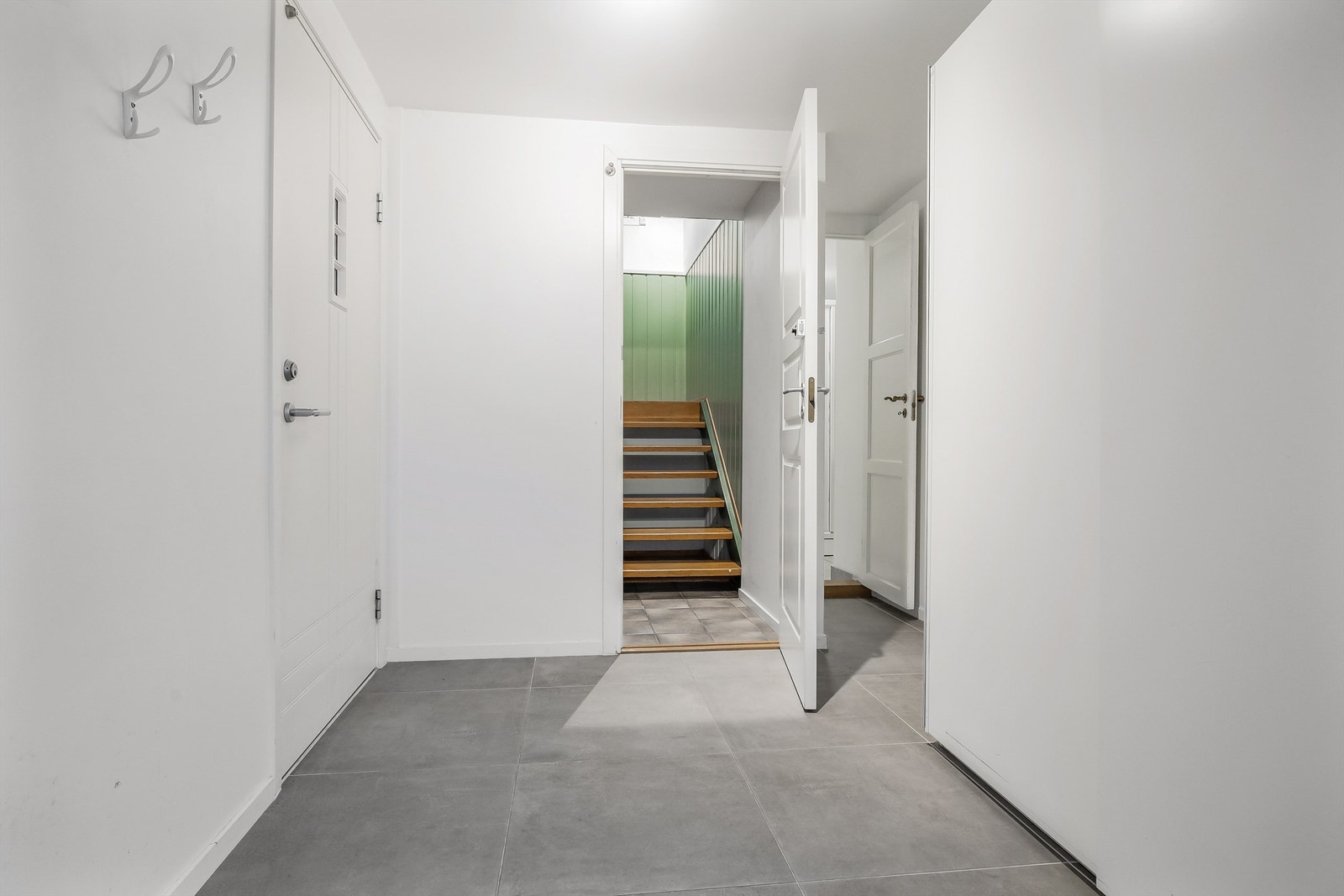 Entréen har god med plass til innredning av garderobeskapsløsninger og lignende Galleribilde