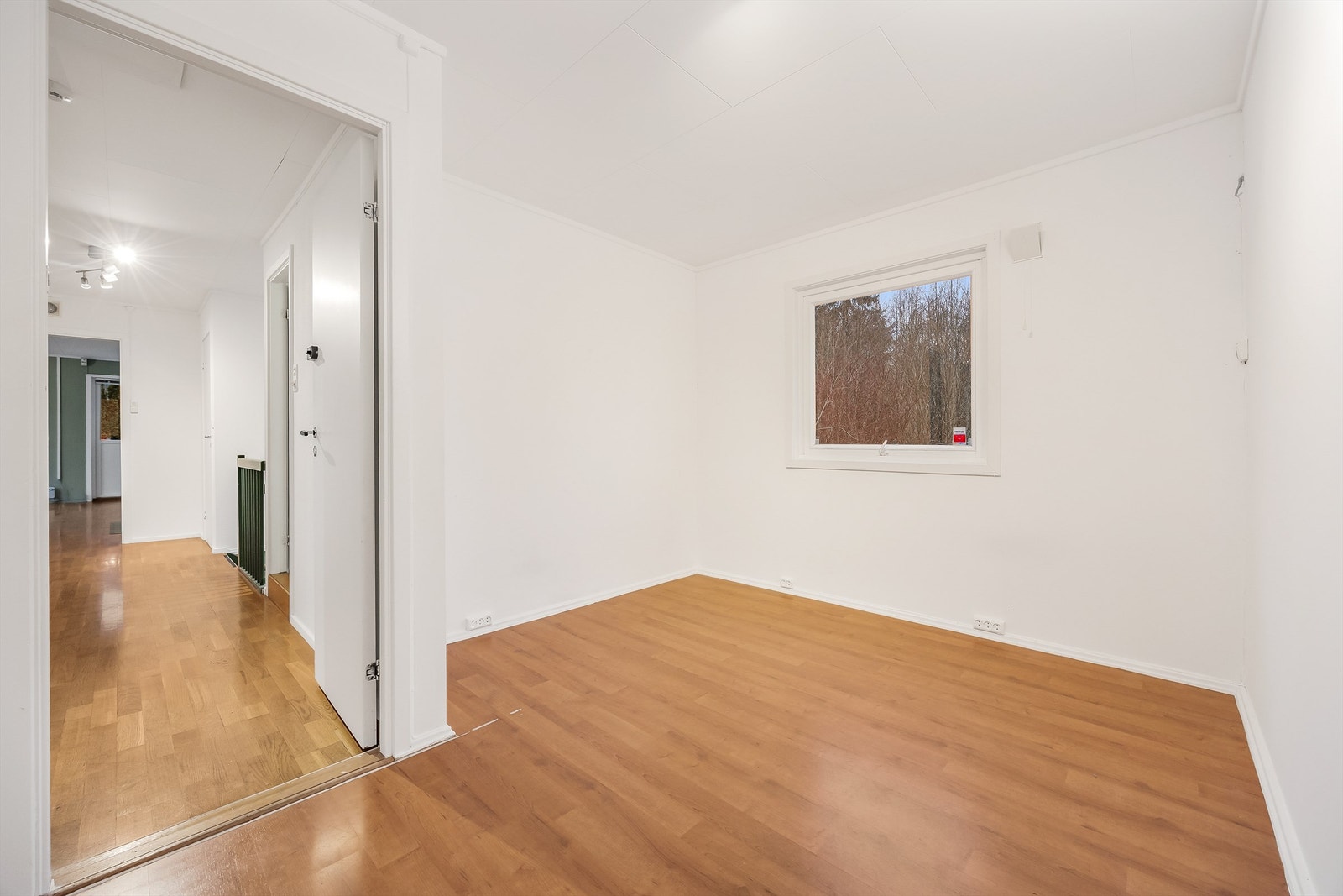 Soverom av god størrelse, med plass til en god seng, samt tilhørende soveromsmøblement. Galleribilde