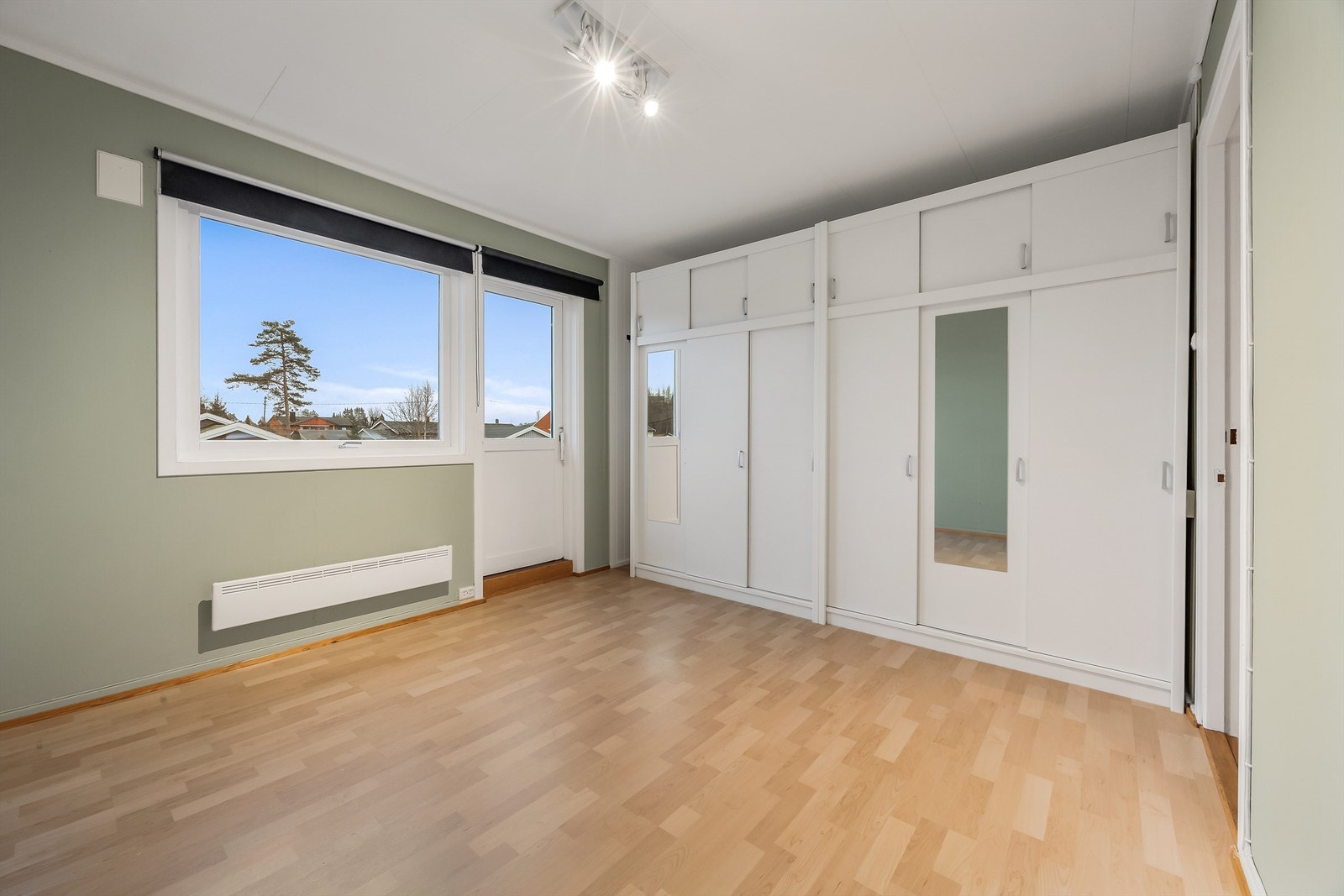 Soverom 2, også av god størrelse med utgang egen balkong. Galleribilde