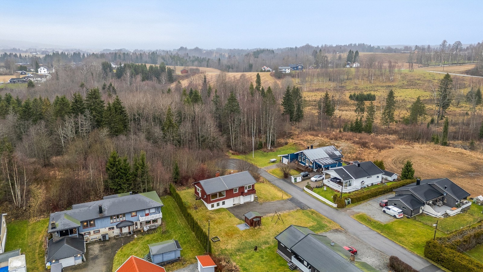 Boligen har en meget god intern beliggenhet innerst på feltet, uten gjennomgangstrafikk og med nærhet til skog og mark. Ypperlig for barnefamilien. Galleribilde