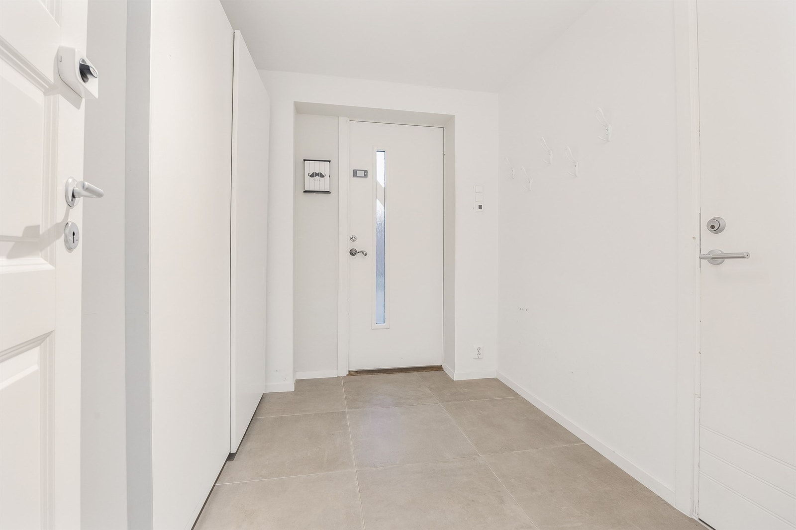 Entré i underetasjen, med flislagte gulv og av god størrelse. En hyggelig velkomst inn i boligen. Galleribilde