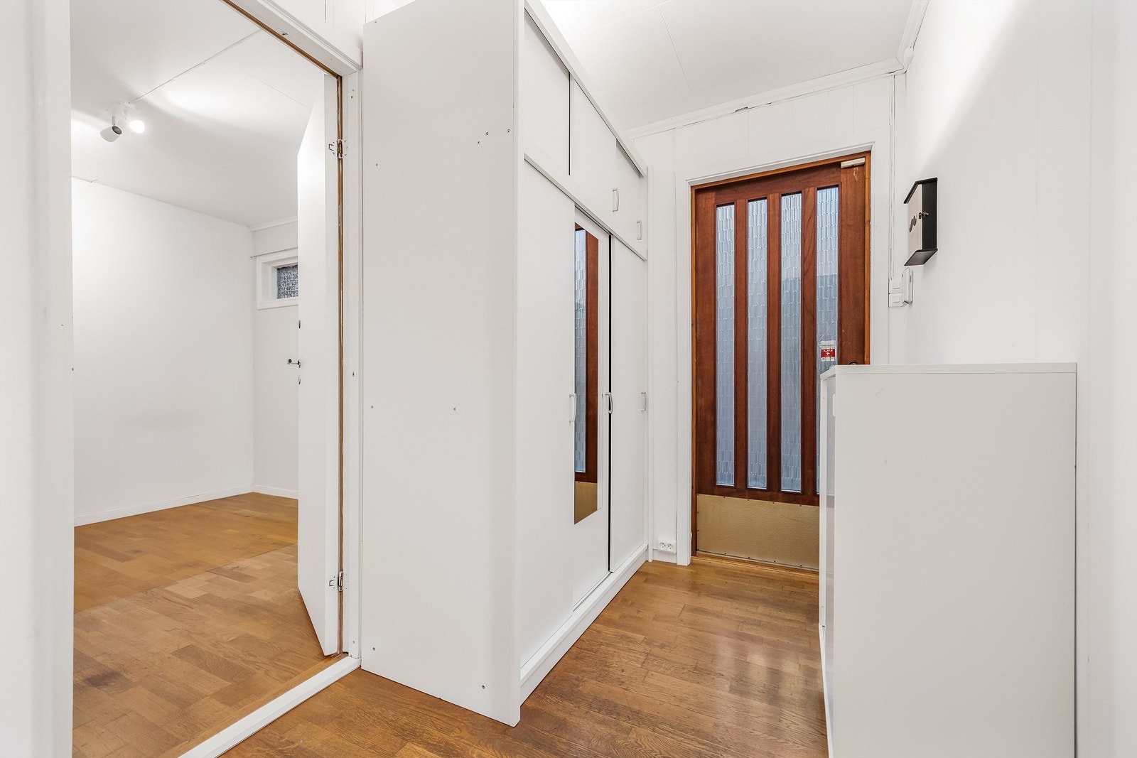 Boligen har en egen inngang til 1.etasje. Lys entré med garderobeskapsløsninger for oppheng og oppbevaring av yttertøyet. Galleribilde