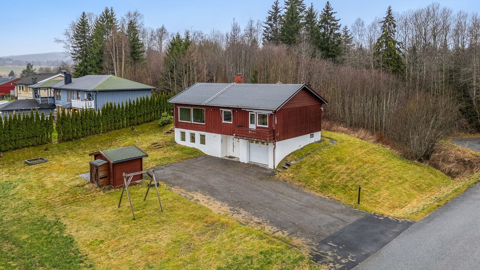 Her får du en bolig med stort potensial, utleiemuligheter og en stor tomt målt opp til 901,2 kvm med en god intern beliggenhet på feltet. Galleribilde