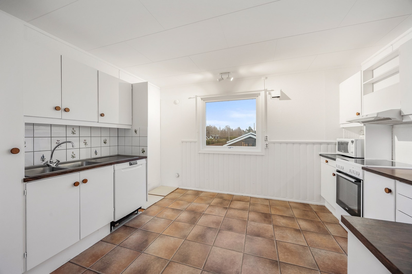 Kjøkken av meget god størrelse med rikelig av både arbeids- og skapplass. Galleribilde