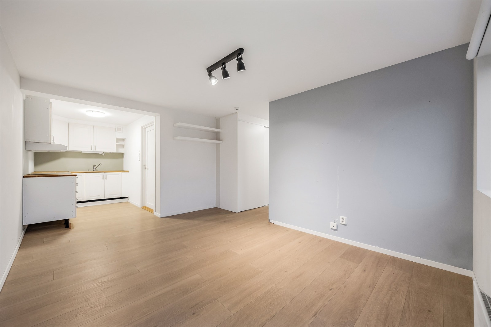 Underetasjen har en åpen stue/kjøkken løsning som er perfekt for sosiale sammenkomster. Galleribilde