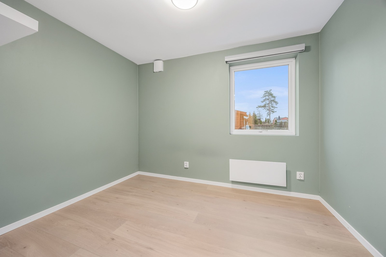 Rom brukt som soverom i underetasjen. Rommet er i opprinnelige byggetegninger byggemeldt som "hobby/diverse" Galleribilde