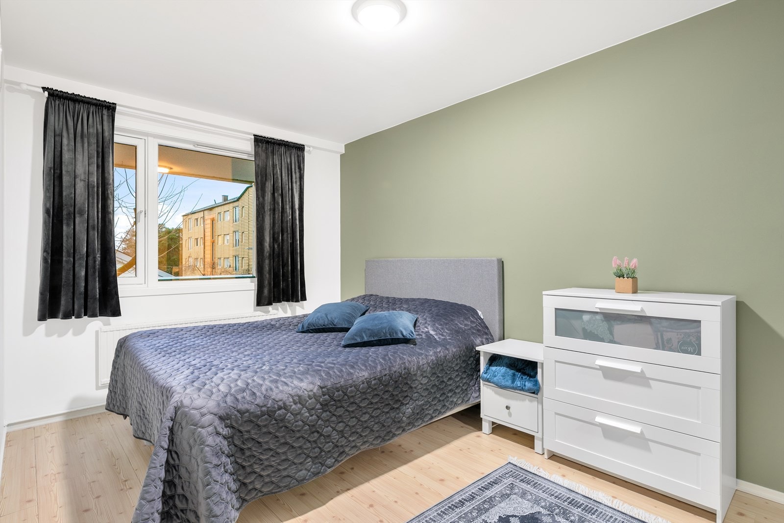 Soverommet er av god størrelse med plass til stor dobbeltseng, nattbord og annet møblement. Galleribilde