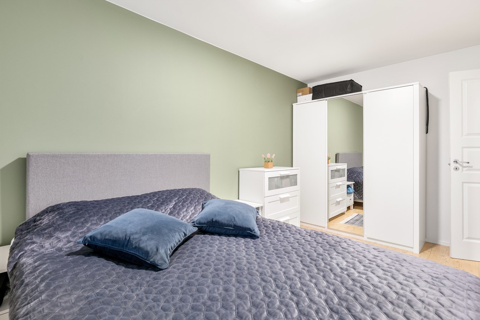 Store skap bidrar til ryddig oppbevaring. Galleribilde