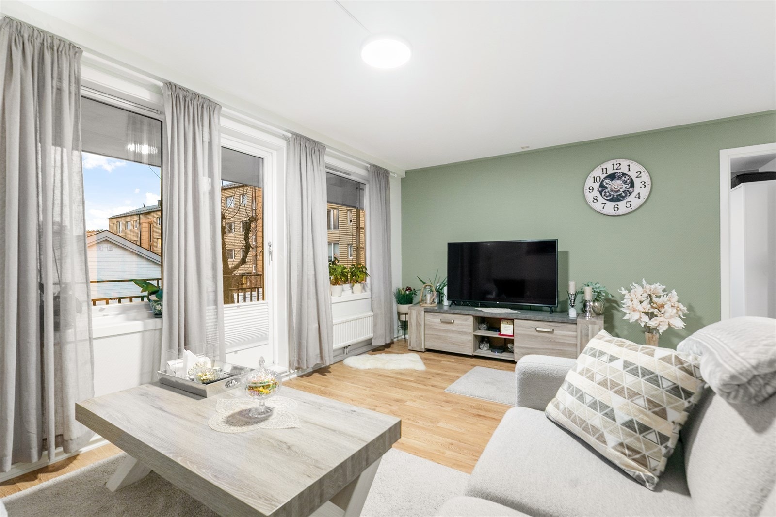 Romslig stue med åpen atmosfære. Galleribilde