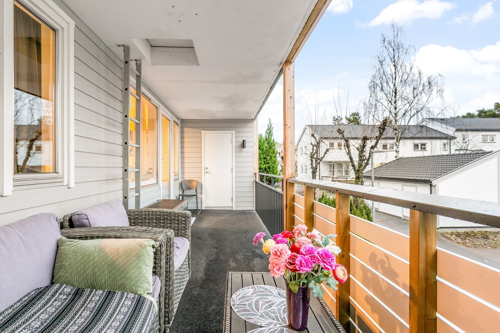 Overbygg gjør balkongen brukbar på både solrike og regnfulle dager. Galleribilde