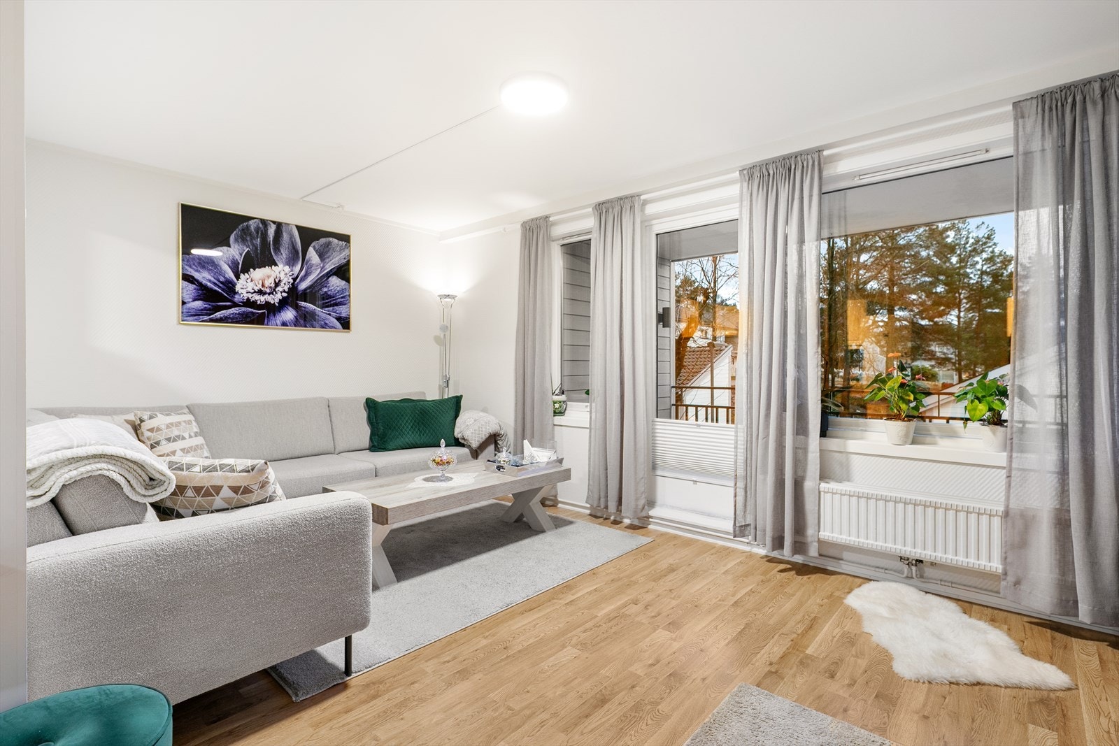 Store vindusflater slipper inn rikelig med naturlig lys. Galleribilde