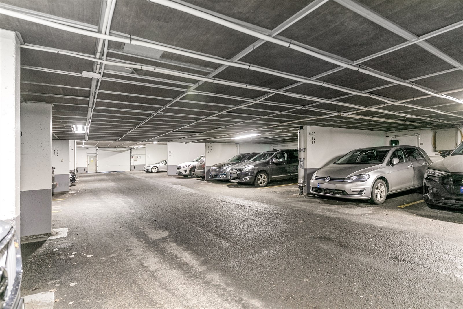 Parkeringsplass i felles garasjeanlegg. Galleribilde