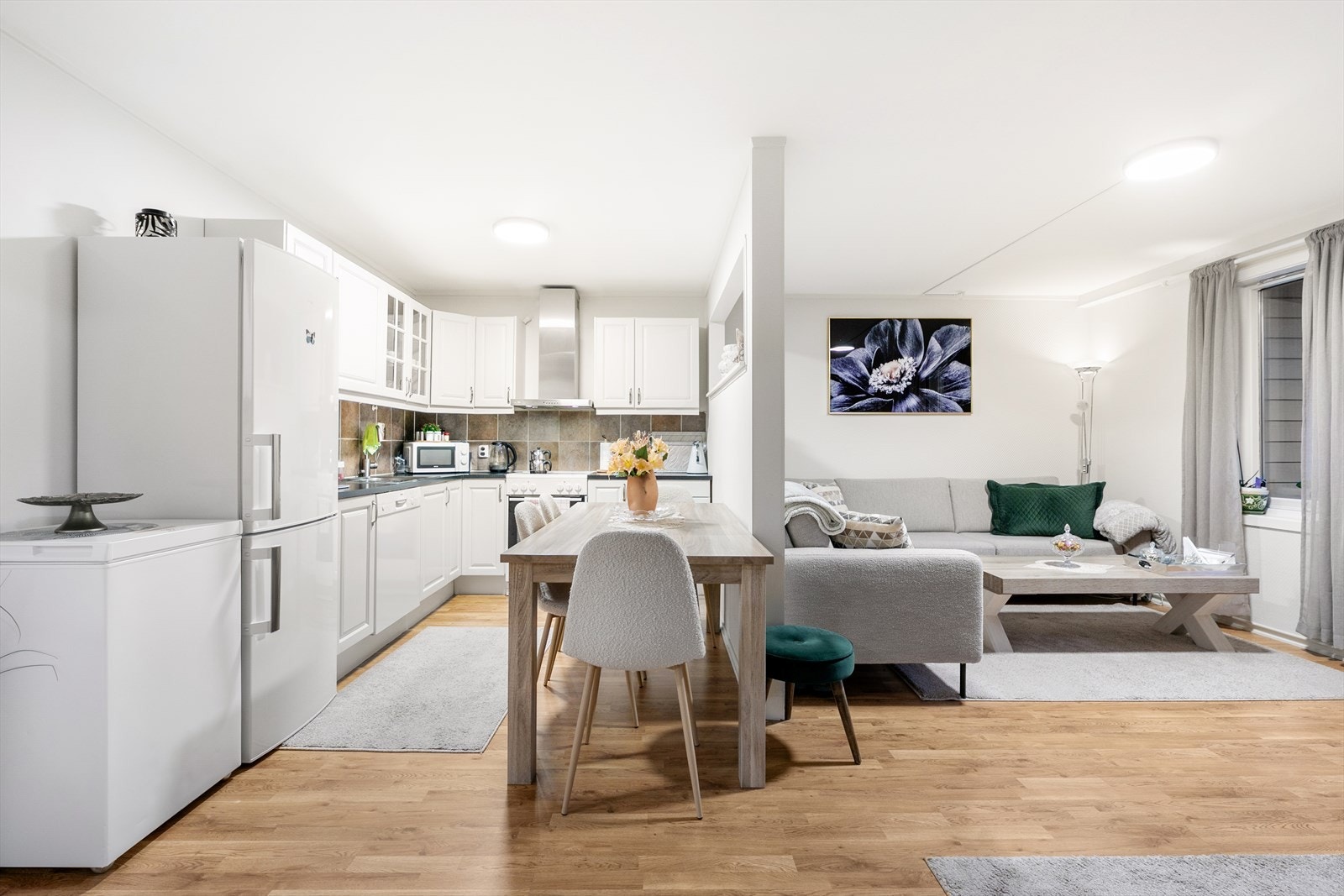 Åpen kjøkkenløsning med skillevegg som deler leiligheten i flere soner. Kjøkken er fra ca. 2014 Galleribilde