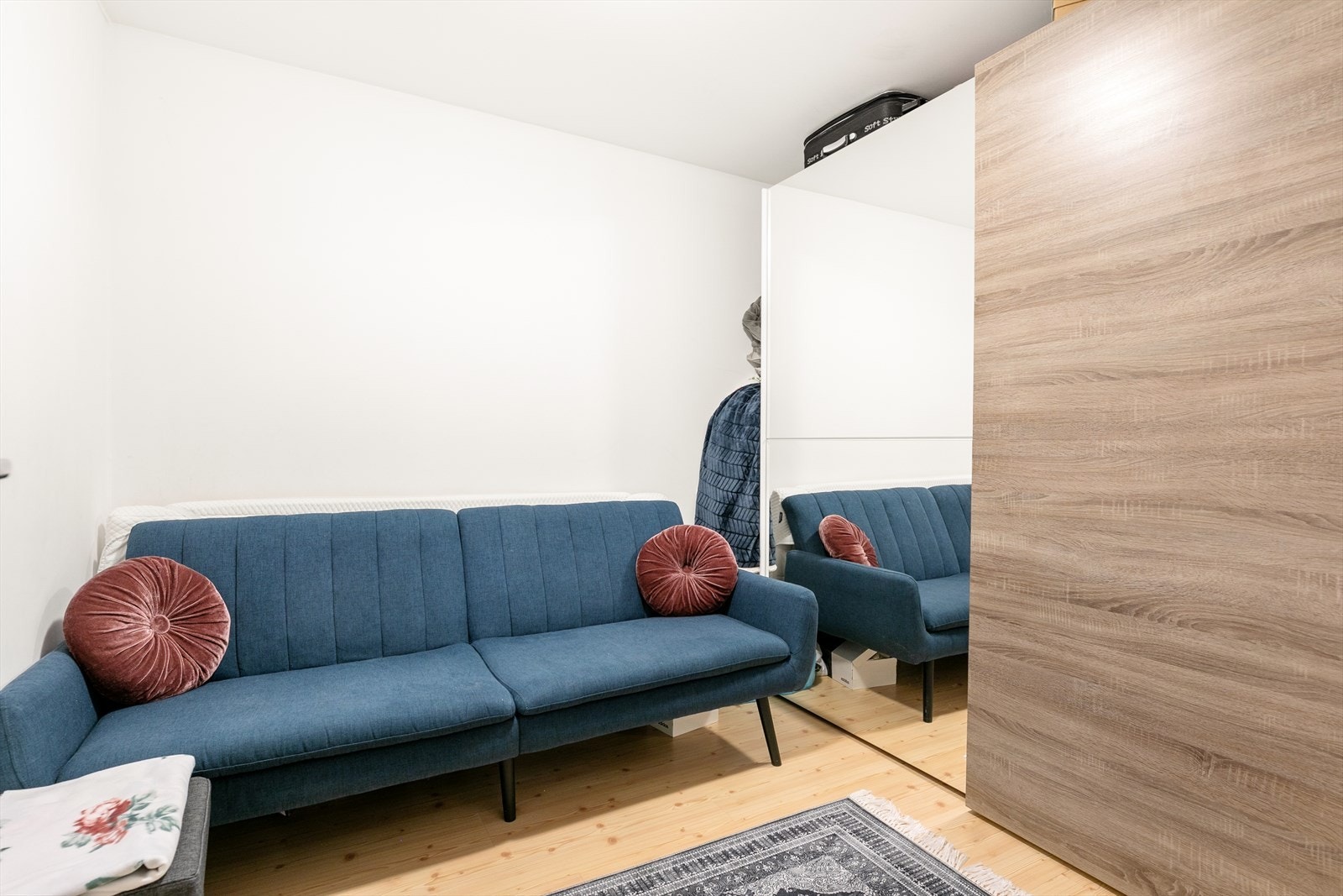 Innredet rom som egner seg perfekt til hjemmekontor, lekerom eller ekstra oppbevaring. Galleribilde