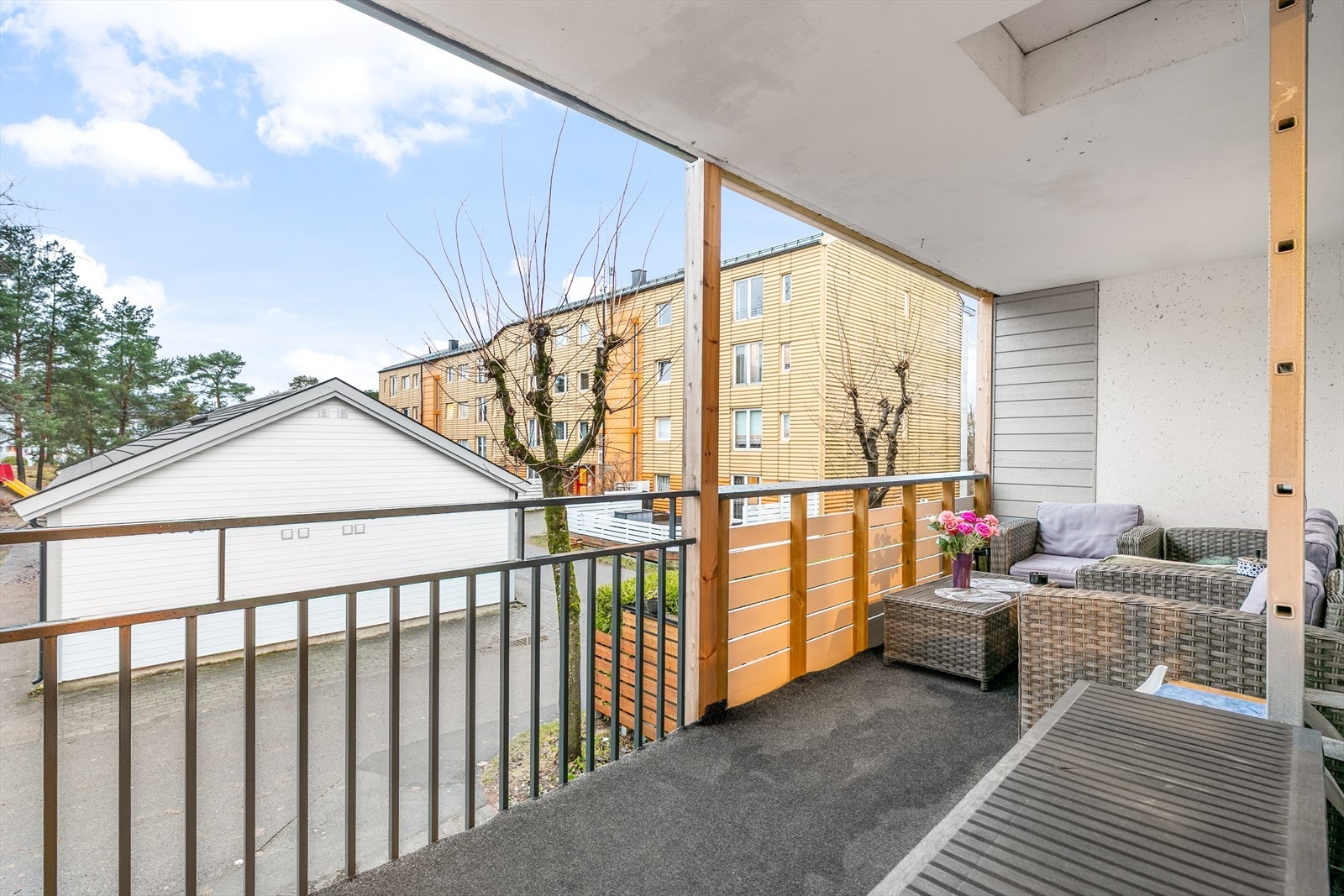 Fra stuen er det direkte utgang til sydvestvendt balkong. Galleribilde