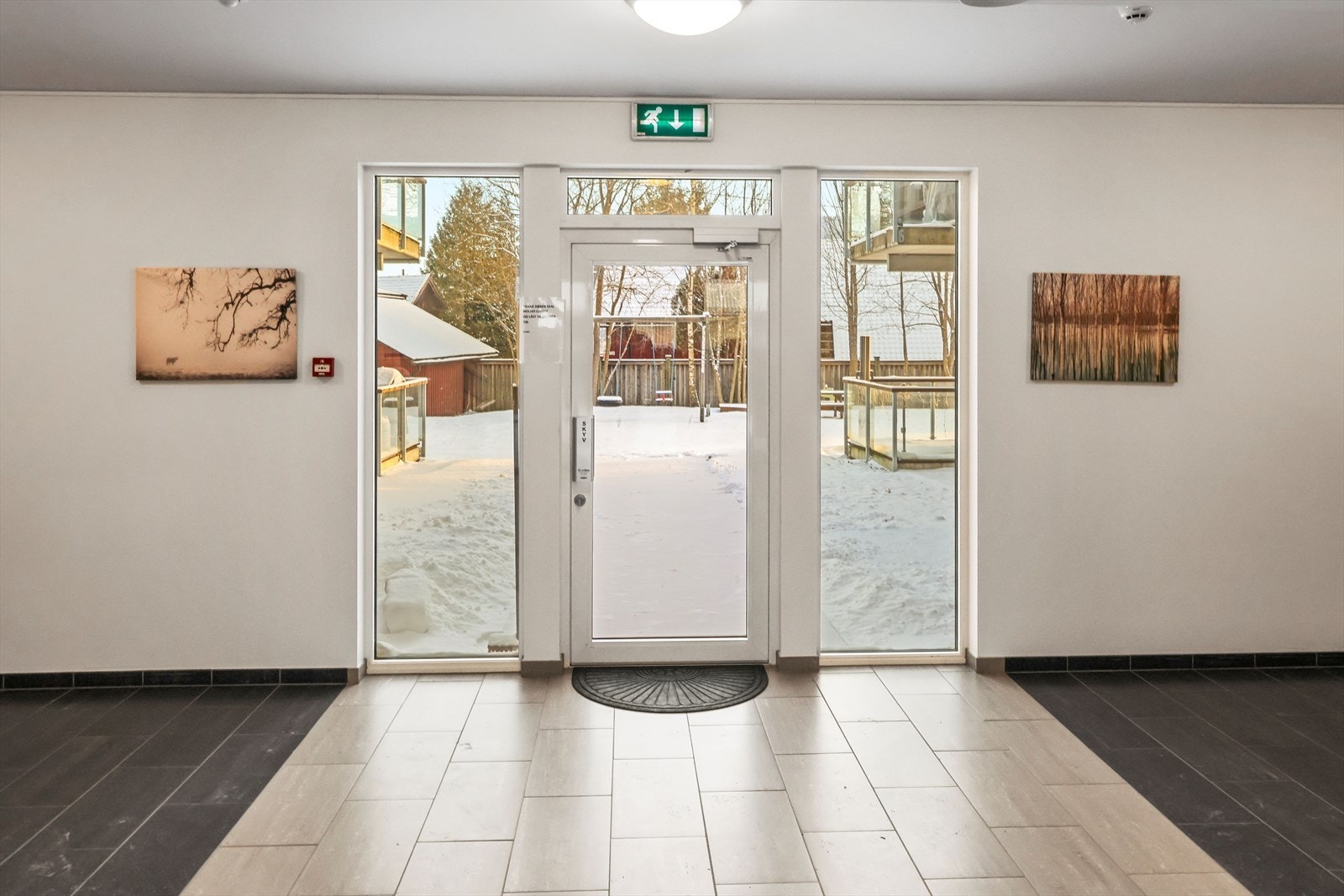 Utgang til hage med uteplass og lekestativer fra felles inngangsparti Galleribilde