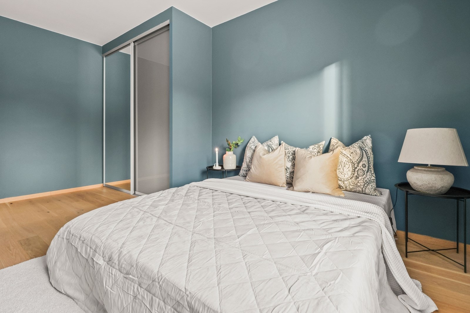 Skyvedørsgarderobe i hovedsoverom Galleribilde