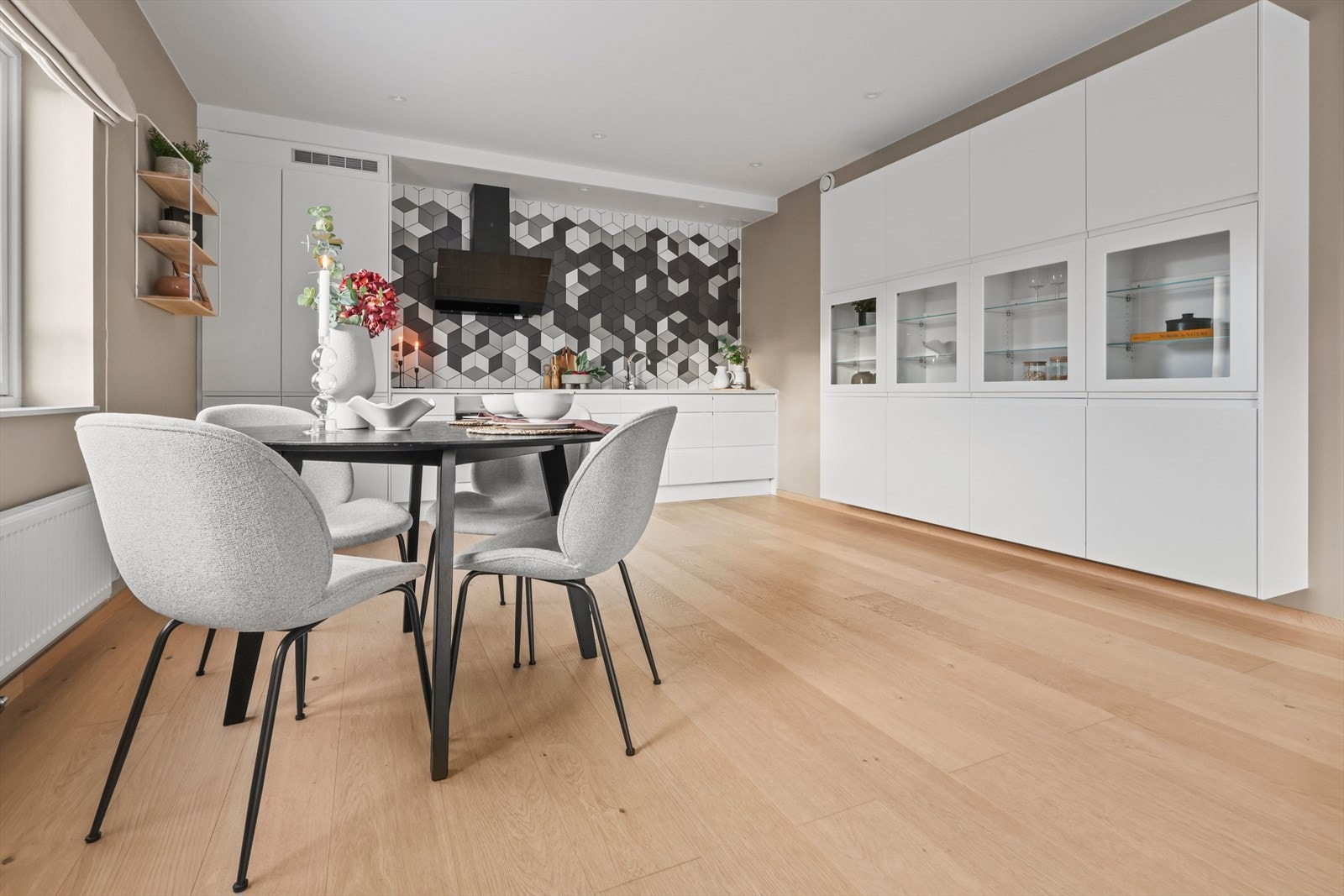 Stort vitrineskap i kjøkken gir enormt med god oppbevaringsplass Galleribilde