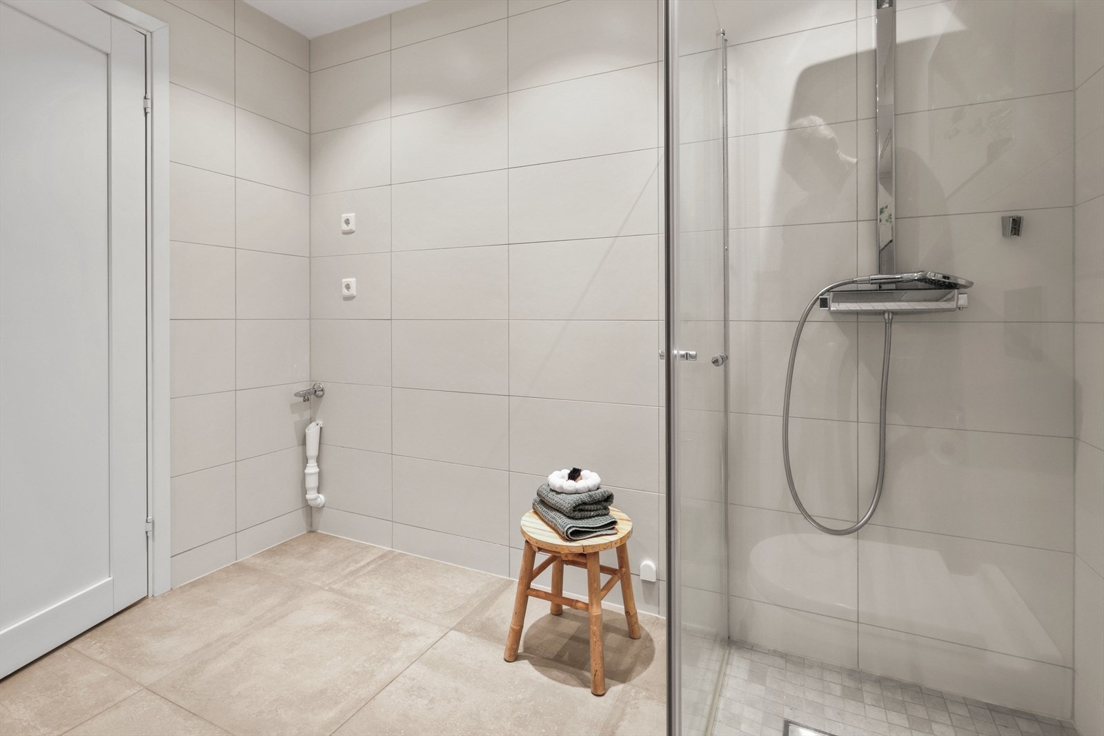 Dusjhjørne og plass til vaskemaskin og tørketrommel Galleribilde