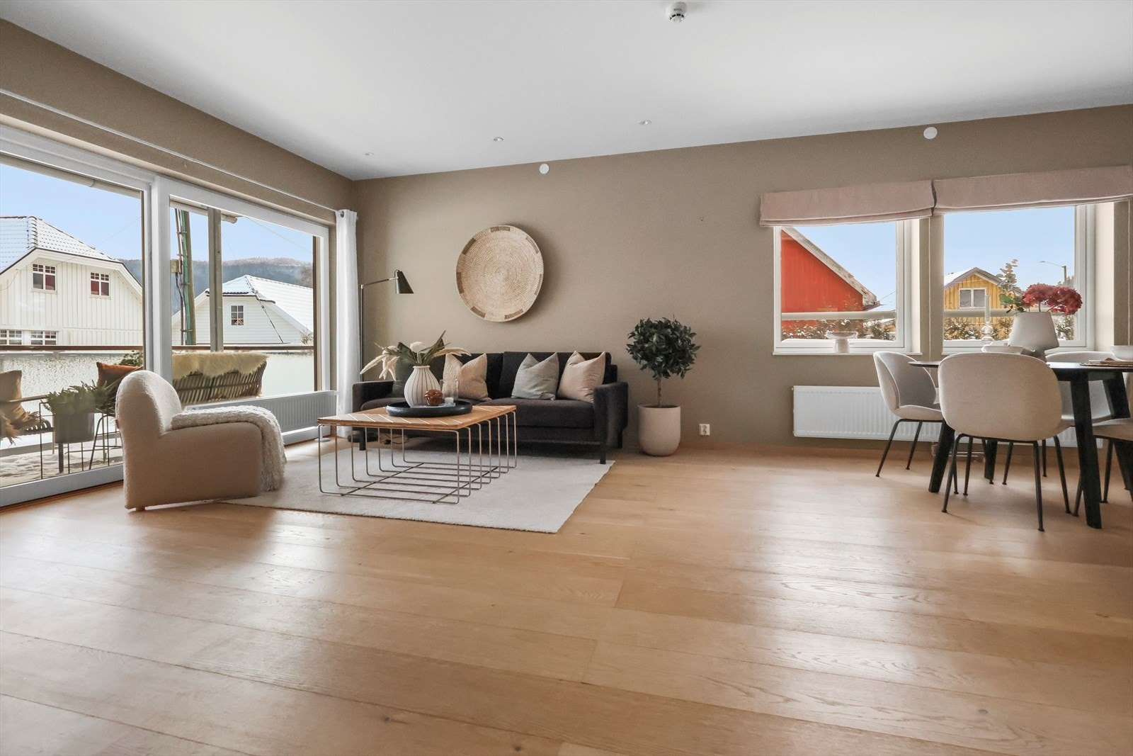 Stor stue med store vindusflater mot syd
. Flott parkett i hele leiligheten
. Galleribilde