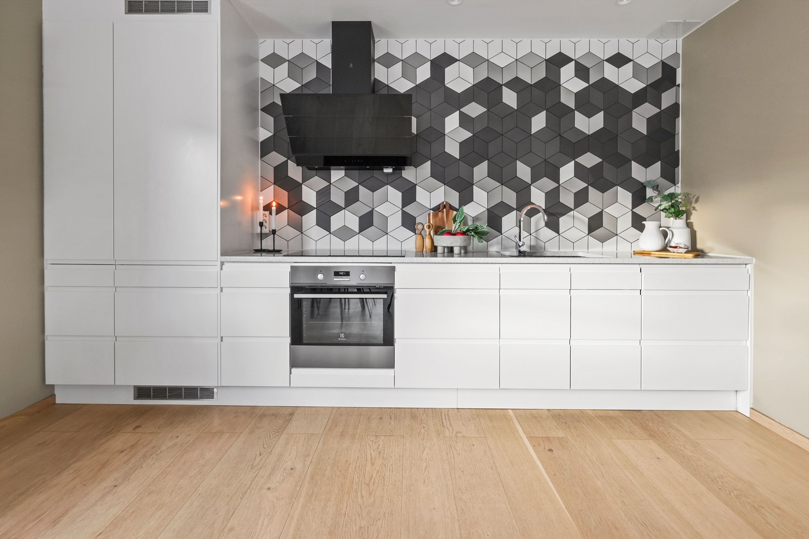 Kjøkkenet er utstyrt med integrert kjøleskap/fryser, stekeovn, induksjonstopp og oppvaskmaskin. Uttrekkbar innredning i høyskap til venstre. Galleribilde