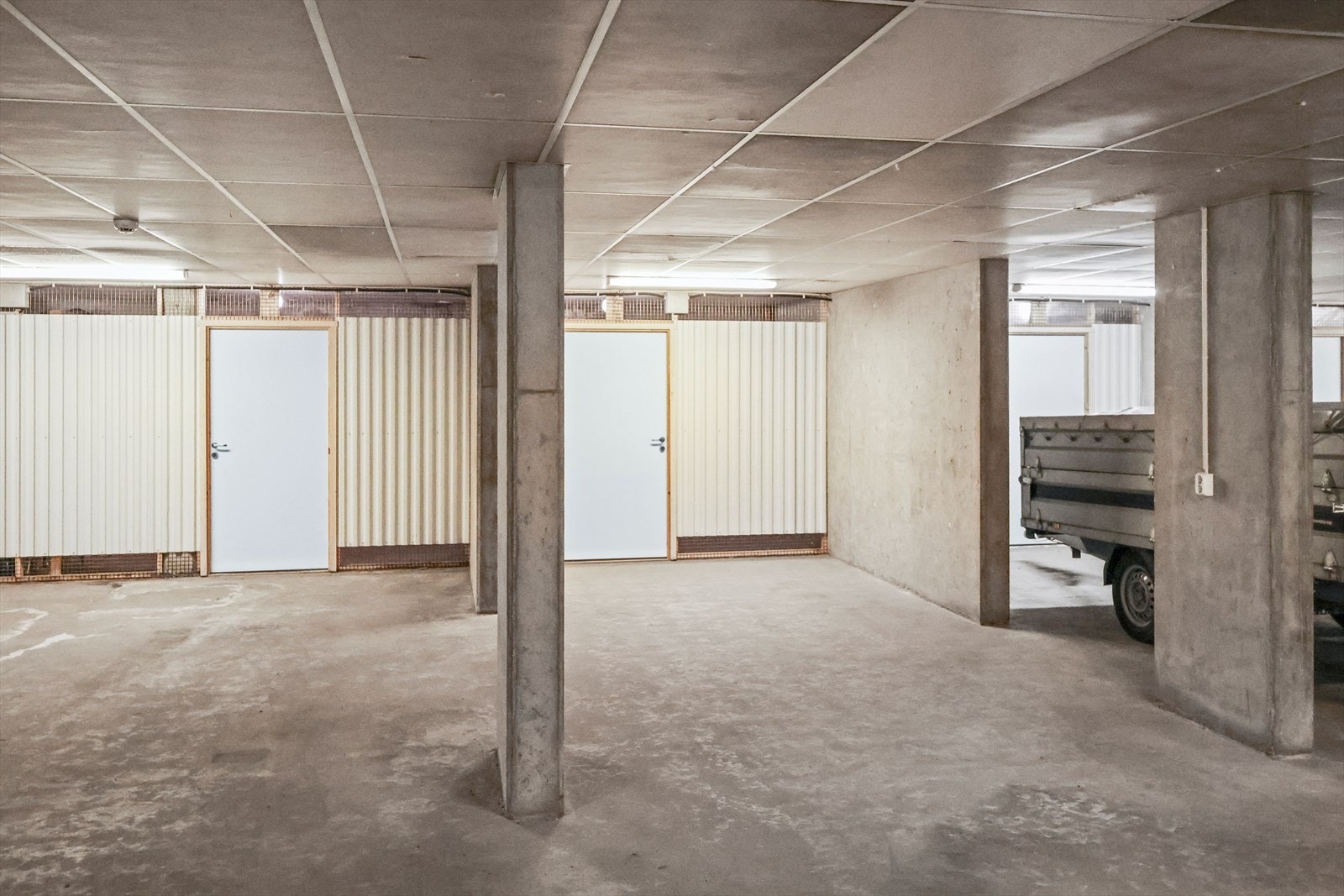 Leiligheten har 2 garasjeplasser med sportsboder i bakkant Galleribilde