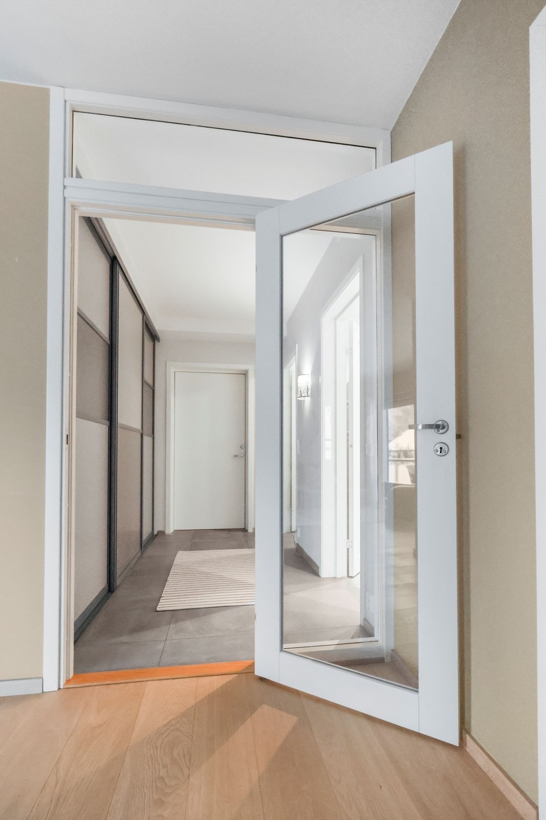 Entre med innholdsrik skyvedørsgarderobe. Flislagt gulv med gulvvarme. Galleribilde