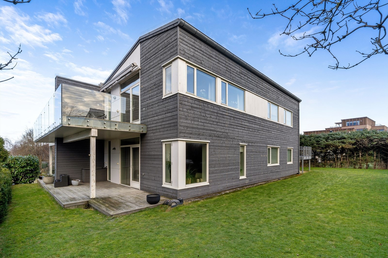 Eiendommen er pent opparbeidet med lekeplass, sandkasse, stor felles gressplen og prydbusker Galleribilde