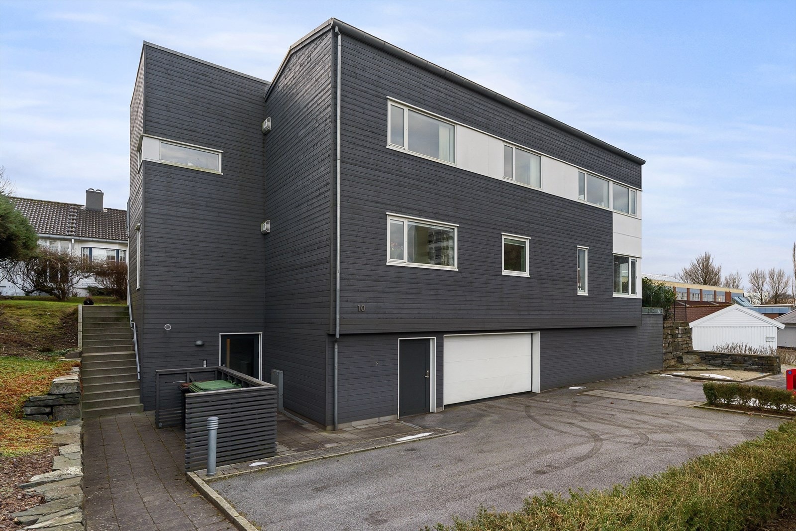 Utvendig gjesteparkeringsplasser. Port til fast innvendig parkeringsplass Galleribilde