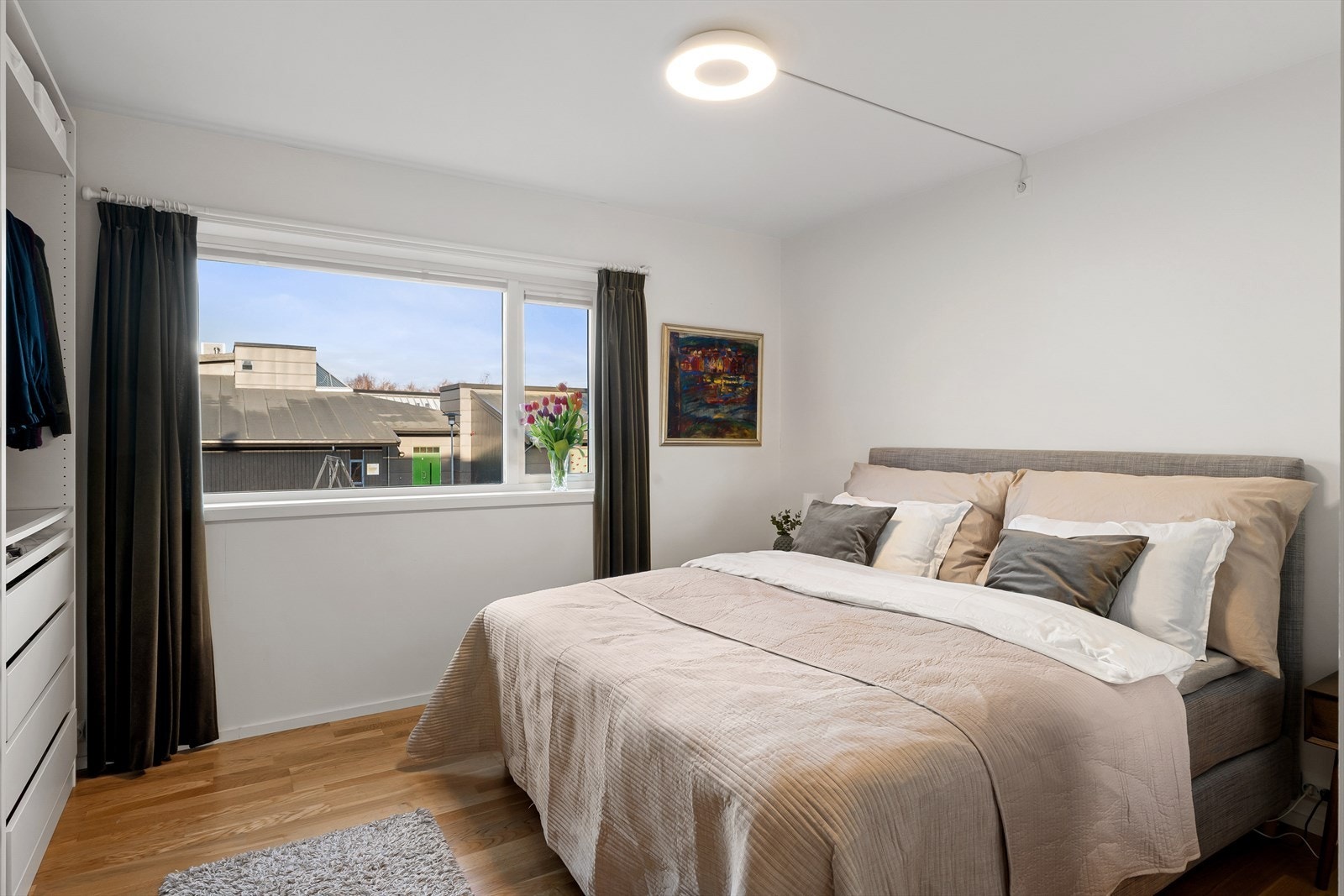 Hovedsoverom med god plass til stor garderobe Galleribilde