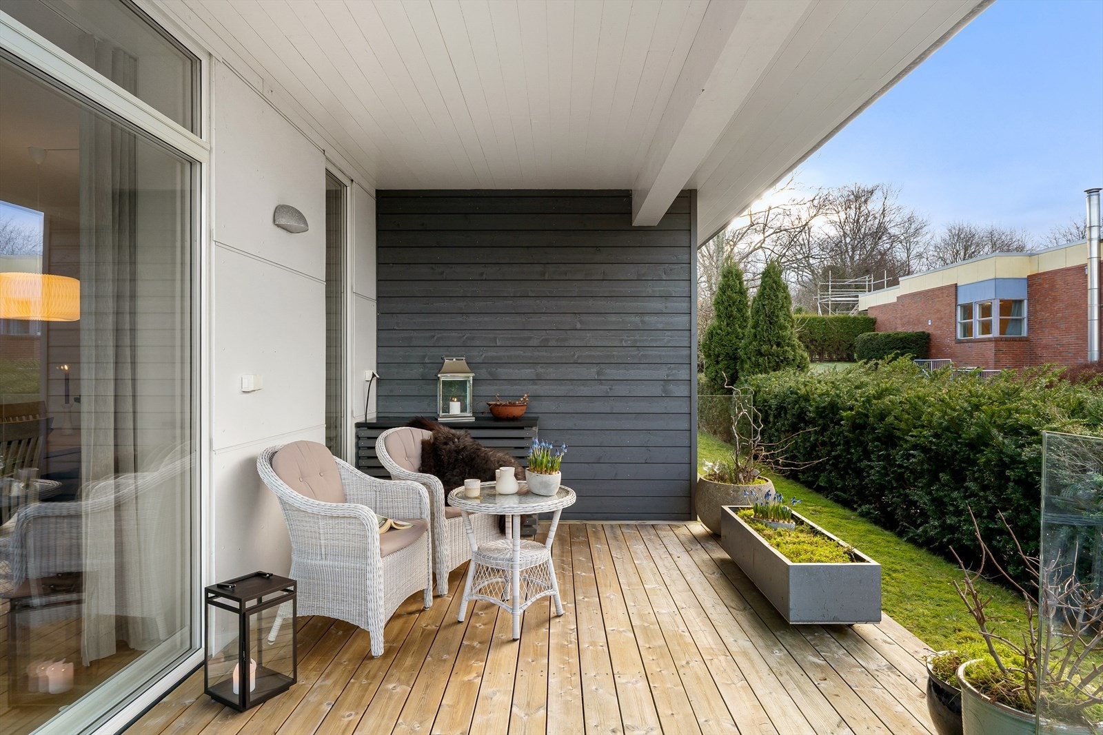 Utgang til en kjekk vestvendt terrasse med meget gode solforhold Galleribilde