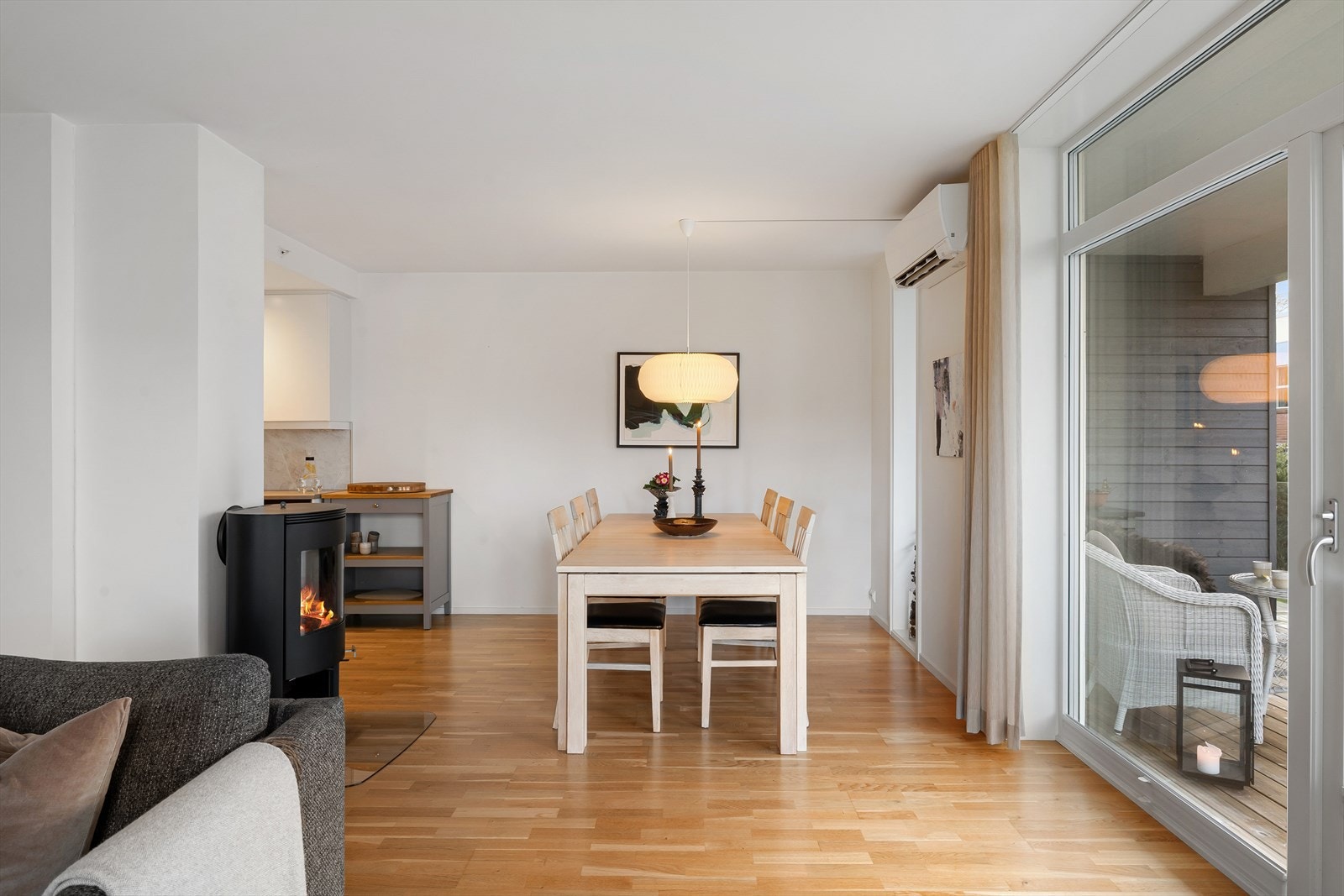 God plass til stort spisebord for hele familien Galleribilde