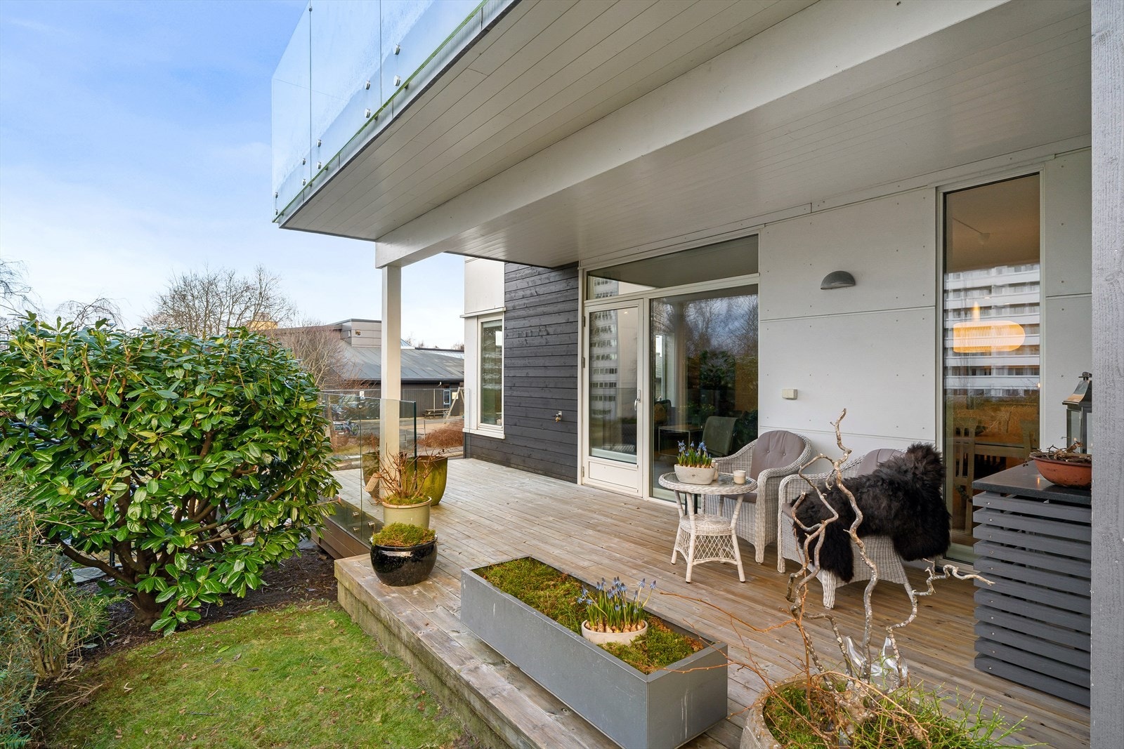 Kjekk vestvendt terrasse med meget gode solforhold Galleribilde